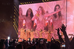 La cantante colombiana Shakira canta durante un concierto de su gira 'Las mujeres ya no lloran world tour' este jueves, en el MetLife Stadium en Nueva Jersey (Estados Unidos). Shakira se transformó en una ‘loba’ apoteósica en su concierto de Nueva Jersey (EE.UU.), donde recordó su historia de inmigración en el país, envió un mensaje de empoderamiento femenino y acabó bailando entre billetes mientras se gozaba sus éxitos. EFE/ Nora Quintanilla