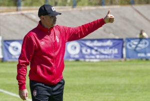 El ex jugador del FC Barcelona y de la Selección Española, Víctor Valdés, durante su primer partido como entrenador del Real Ávila, el 27 de abril psado en una foto de archivo de Raúl Sanchidrián. EFe