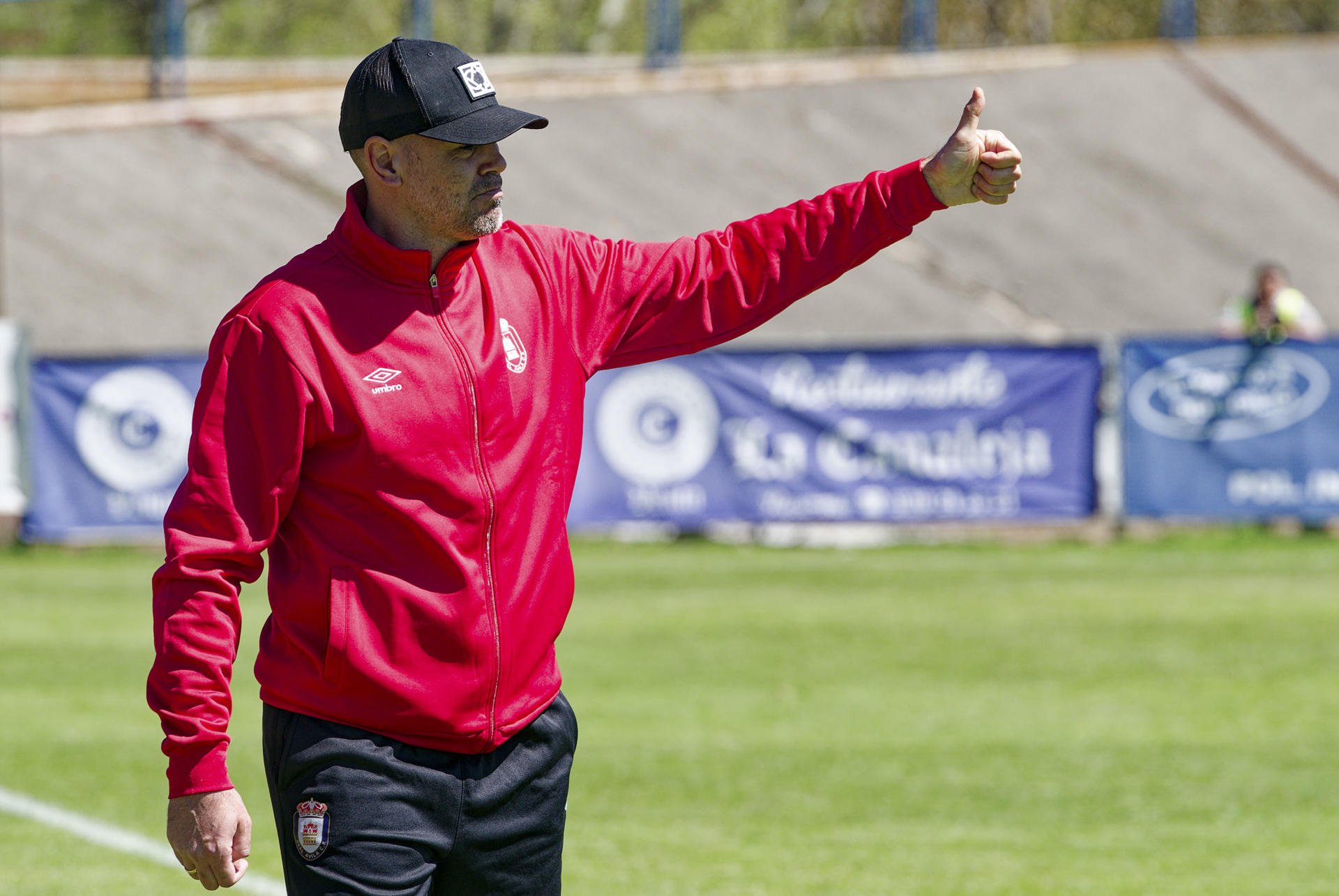 El ex jugador del FC Barcelona y de la Selección Española, Víctor Valdés, durante su primer partido como entrenador del Real Ávila, el 27 de abril psado en una foto de archivo de Raúl Sanchidrián. EFe