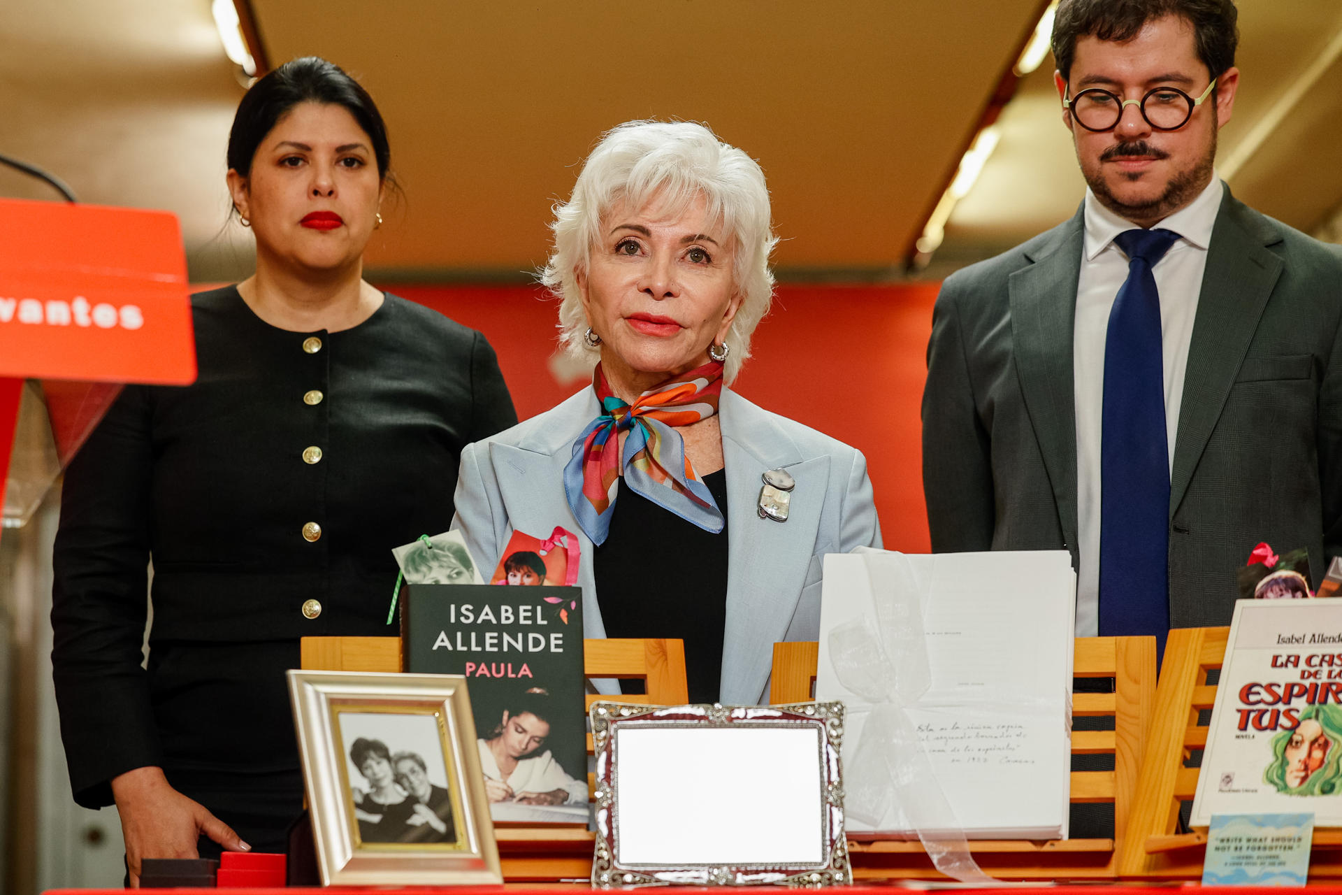 La escritora chilena Isabel Allende ha depositado su legado en la Caja de las Letras del Instituto Cervantes este jueves en Madrid. EFE/ Daniel González