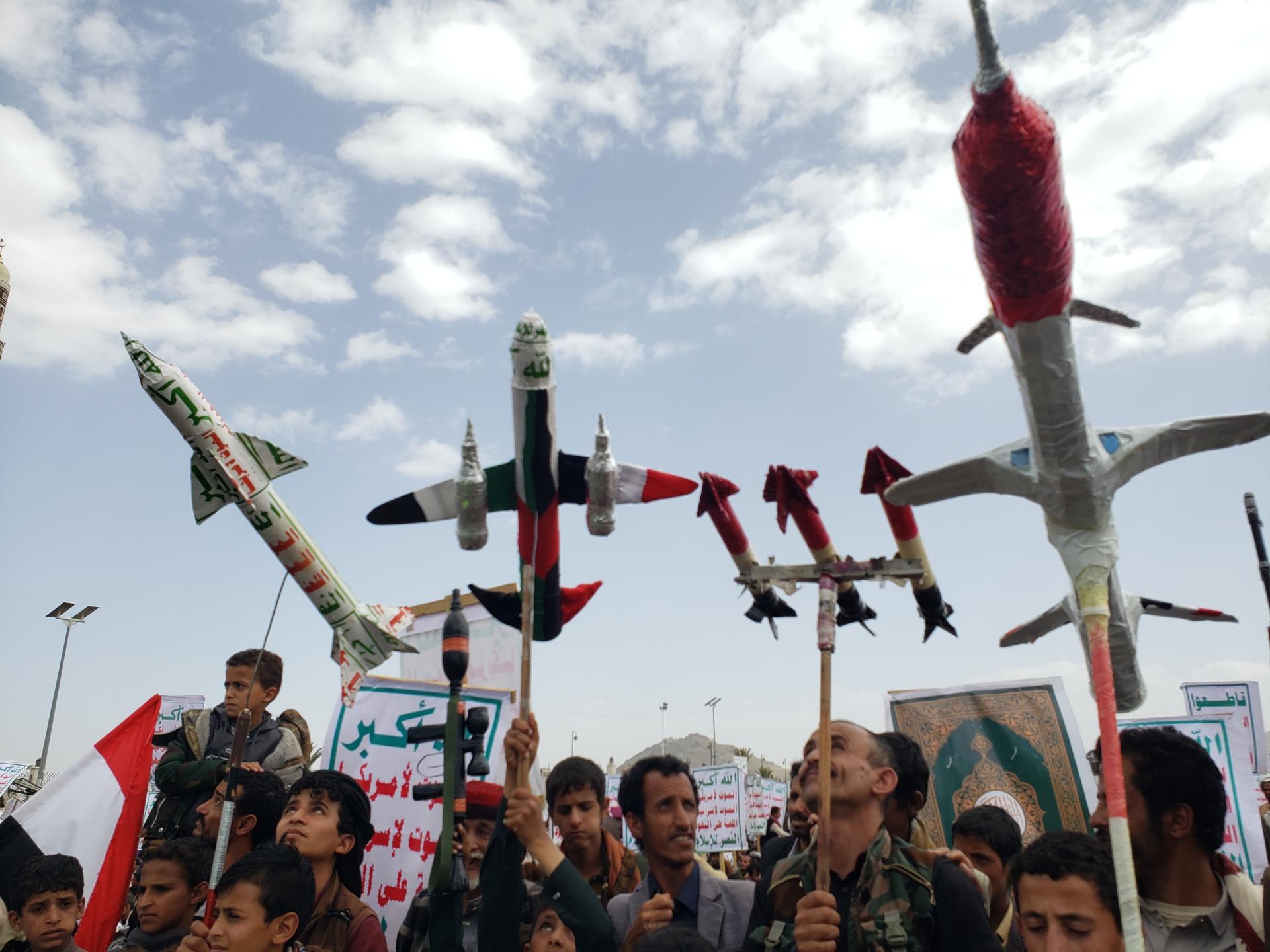 Simpatizantes hutíes sostienen misiles y drones simulados durante una protesta anti-estadounidense y anti-israelí en Saná, Yemen, 09 de mayo de 2025. Miles de simpatizantes hutíes se reunieron en Saná para protestar contra la reciente campaña de bombardeos de Estados Unidos e Israel que atacó posiciones controladas por los hutíes en Yemen y para expresar su apoyo a los palestinos en la Franja de Gaza. El líder hutí Abdul-Malik al-Houthi dijo en un discurso televisado que el grupo ha llevado a cabo más de 130 ataques contra Israel desde mediados de marzo, utilizando 253 misiles balísticos e hipersónicos y drones, en apoyo a los palestinos en Gaza. (Protestas, Estados Unidos) EFE/EPA/YAHYA ARHAB