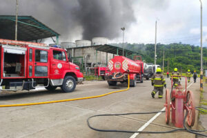 Fotografía cedida el pasado 26 de mayo por el Cuerpo de Bomberos de Esmeraldas durante la mitigación de un incendio en La Refinería de Esmeraldas, la más grande de Ecuador. EFE/Cuerpo de Bomberos de Esmeraldas