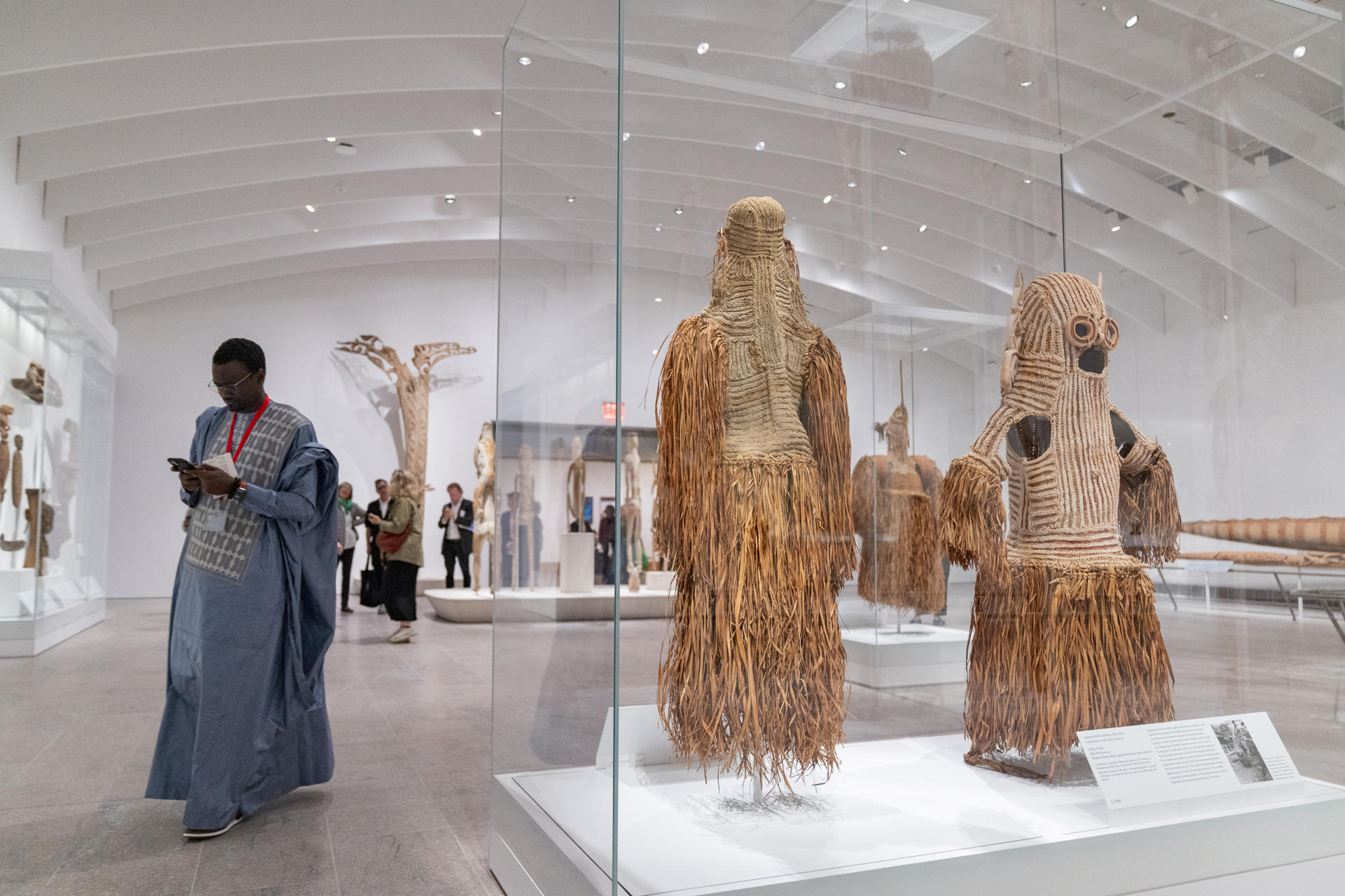 Personas visitan la sala Michael Rockefeller del Museo Metropolitano de Arte (Met) este miércoles, en Nueva York (Estados Unidos). EFE/ Ángel Colmenares