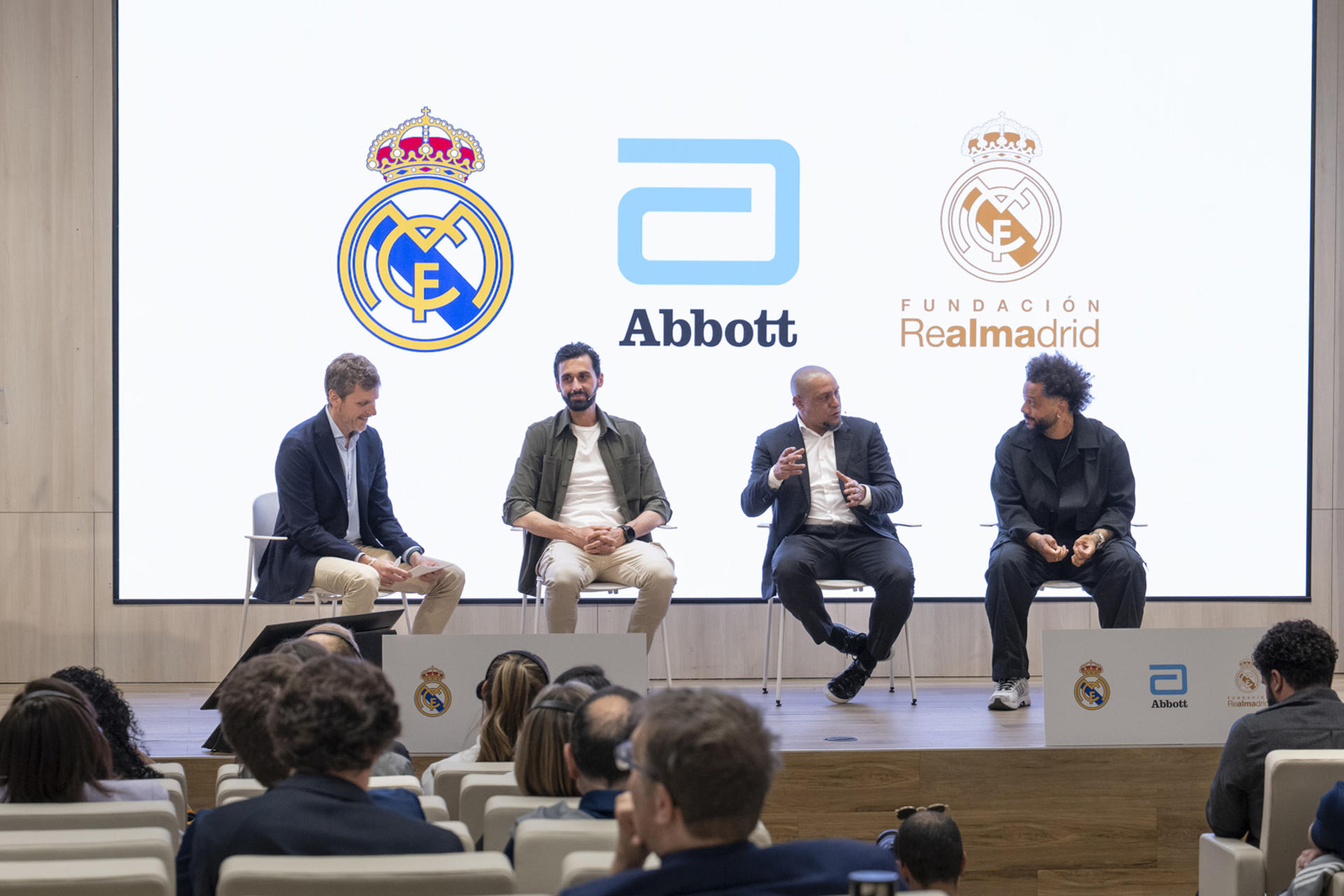 Fotografía del 13 de mayo de 2025 cedida por Abbott que muestra al español Álvaro Arbeloa (c i) y los brasileños Roberto Carlos (c d) y Marcelo Viera participando en una conferencia en Madrid (España). EFE/ Abbott /SOLO USO EDITORIAL NO VENTAS /SOLO DISPONIBLE PARA ILUSTRAR LA NOTICIA QUE ACOMPAÑA (CRÉDITO OBLIGATORIO)