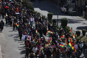 Personas participan en una protesta este miércoles, en La Paz (Bolivia). EFE/ Luis Gandarillas