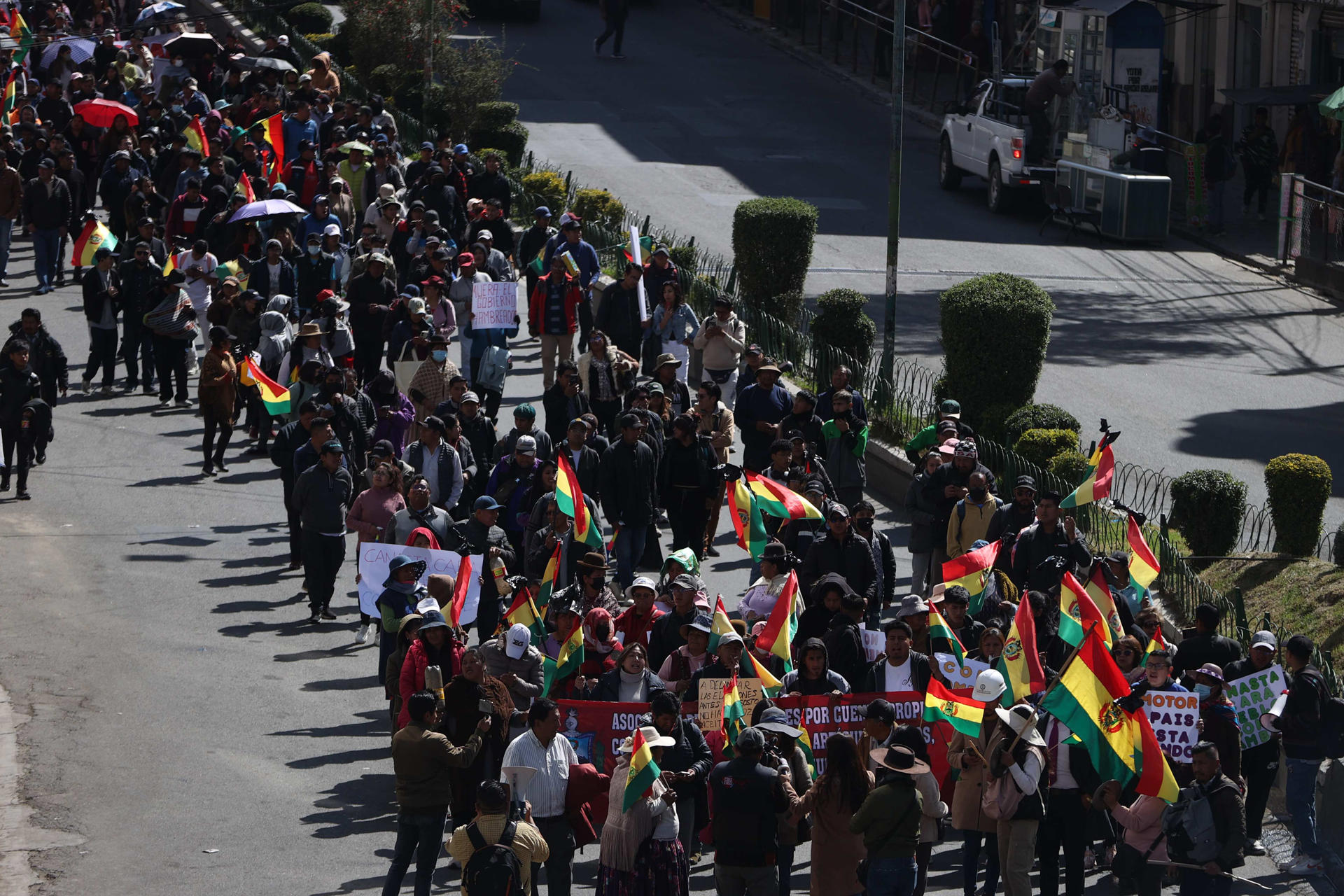 Personas participan en una protesta este miércoles, en La Paz (Bolivia). EFE/ Luis Gandarillas