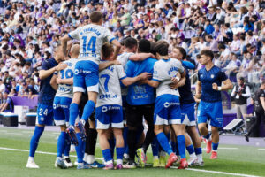 Los jugadores del Alavés celebran el gol de Kike García durante el partido de LaLiga que Real Valladolid y Deportivo Alavés disputaron en el estadio José Zorrilla. EFE/R.García