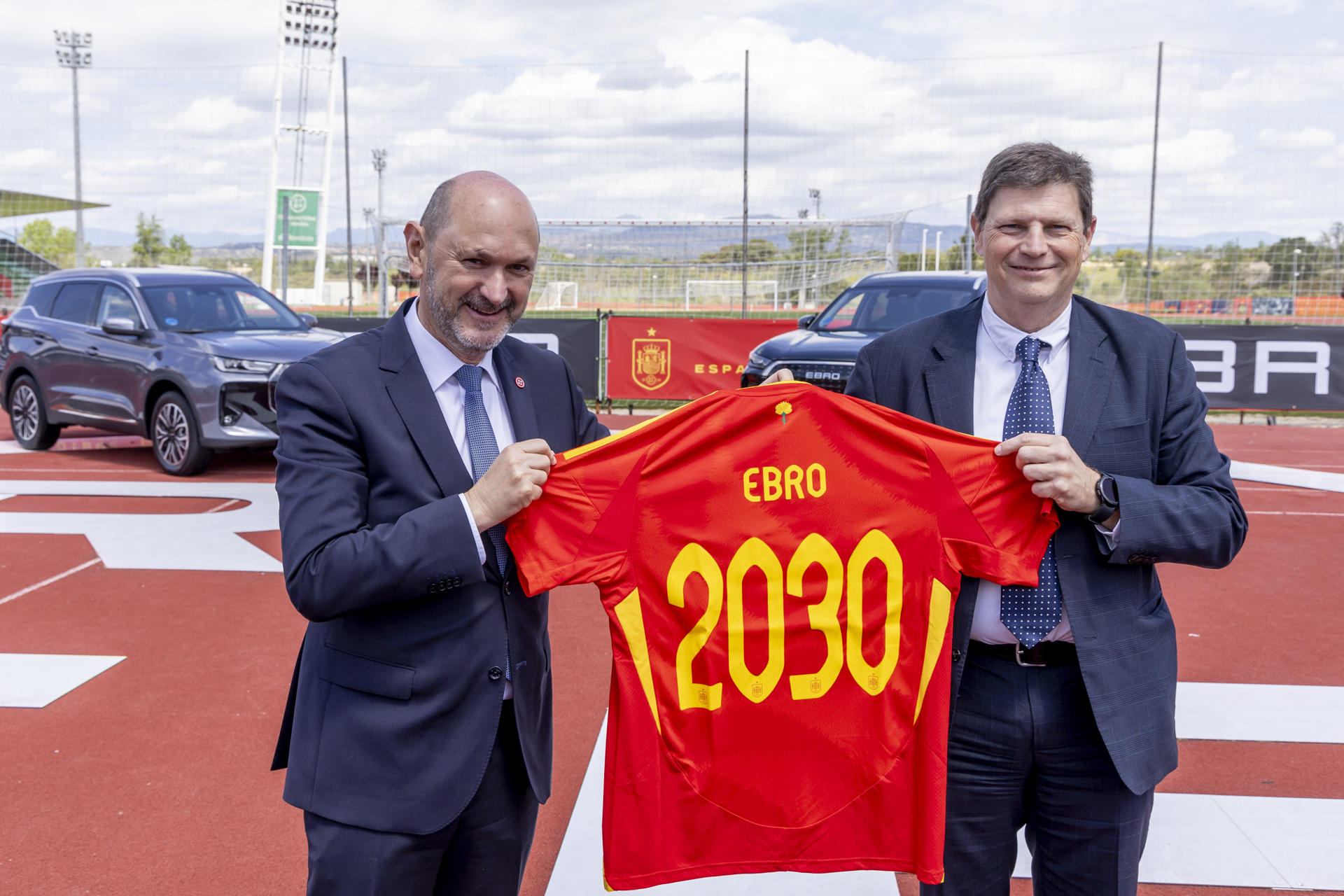El presidente de la Real Federación Española de Fútbol (RFEF), Rafael Louzán (i), junto al CEO de Ebro, Pedro Calef, tras firmar un acuerdo de patrocinio, este miércoles. EFE/ RFEF/Pedro Gonzalez