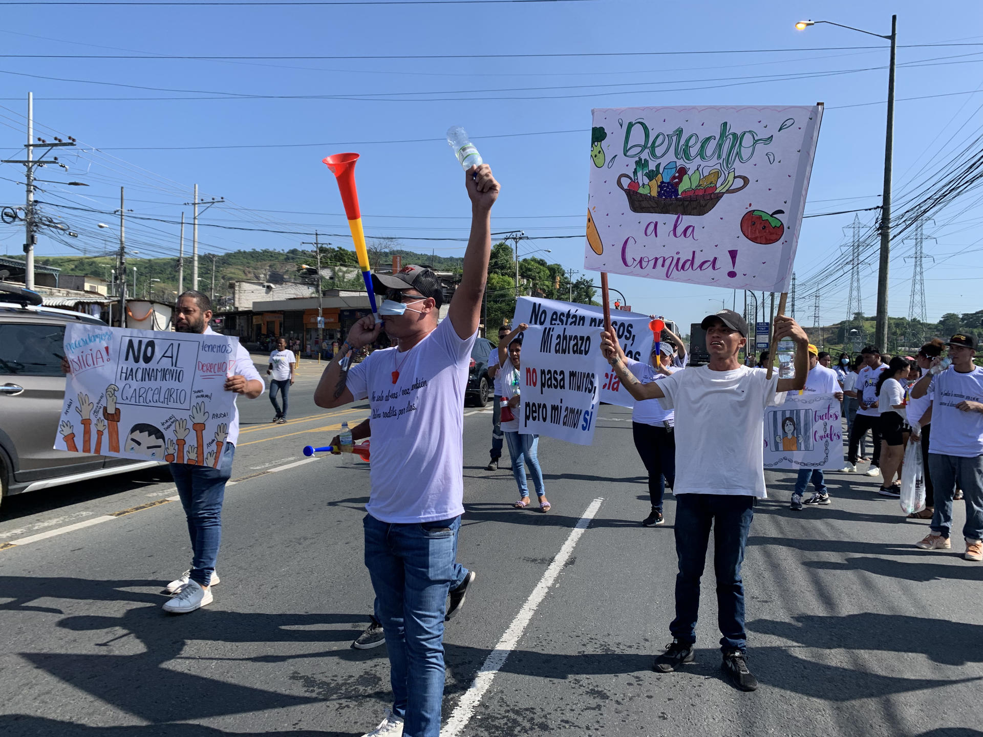 Familiares de presos protestan en demanda de mejores condiciones para sus allegados, a las afueras de la cárcel de máxima seguridad 'La Roca', este 7 de mayo, en Guayaquil (Ecuador). EFE/Cristina Bazán