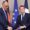 El presidente francés Emmanuel Macron (D) y el canciller alemán Friedrich Merz se dan la mano después de una conferencia de prensa tras su reunión en el Palacio del Elíseo en París, Francia, el 07 de mayo de 2025. El canciller alemán visita Francia y Polonia al día siguiente de su elección. (Francia, Alemania, Polonia) EFE/EPA/HANNIBAL HANSCHKE