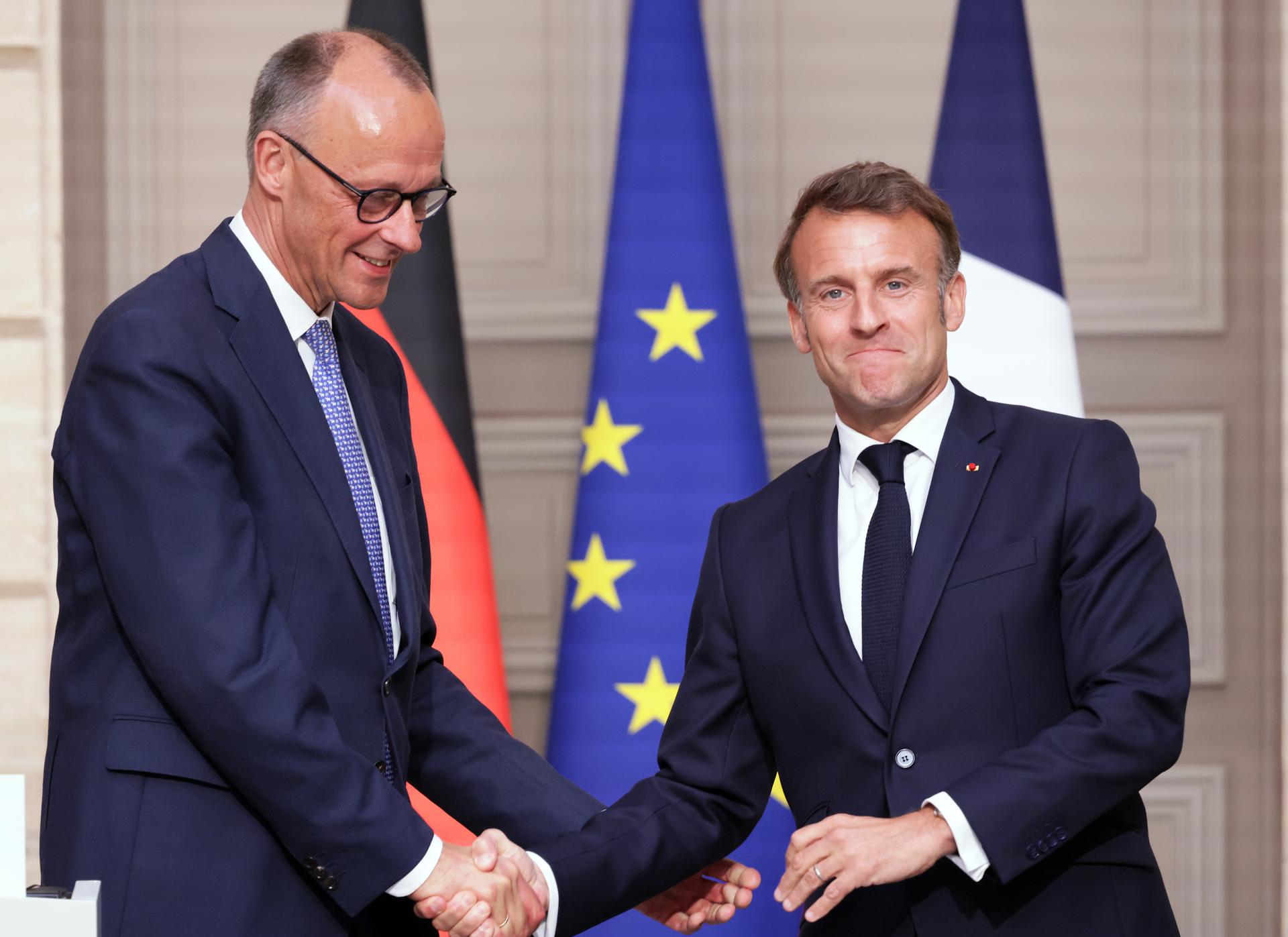 El presidente francés Emmanuel Macron (D) y el canciller alemán Friedrich Merz se dan la mano después de una conferencia de prensa tras su reunión en el Palacio del Elíseo en París, Francia, el 07 de mayo de 2025. El canciller alemán visita Francia y Polonia al día siguiente de su elección. (Francia, Alemania, Polonia) EFE/EPA/HANNIBAL HANSCHKE