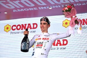 El corredor español Juan Ayuso, del UAE Team Emirates, en el podio con el jersey blanco de mejor joven del Giro de Italia. EFE/EPA/LUCA ZENNARO