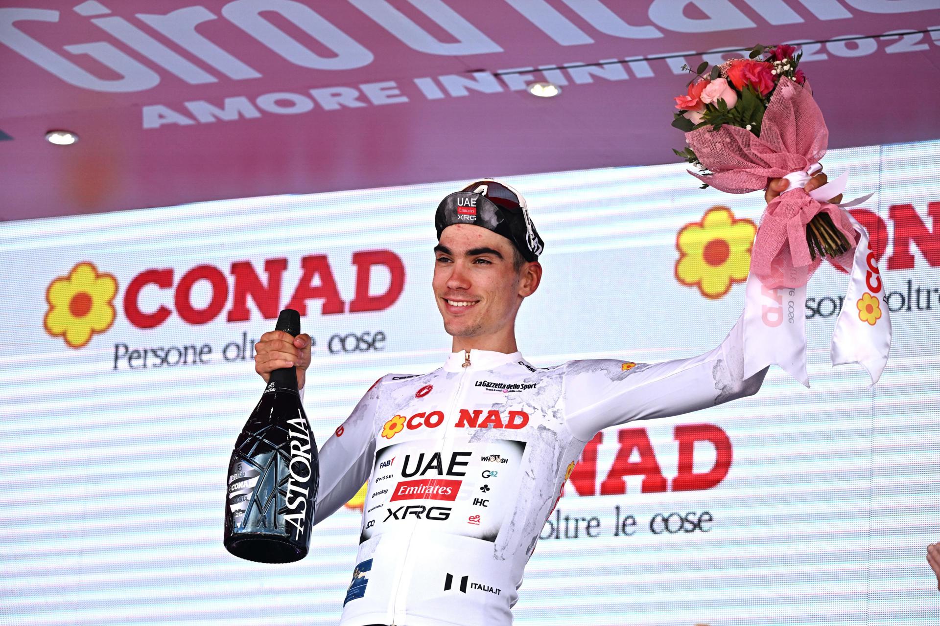 El corredor español Juan Ayuso, del UAE Team Emirates, en el podio con el jersey blanco de mejor joven del Giro de Italia. EFE/EPA/LUCA ZENNARO
