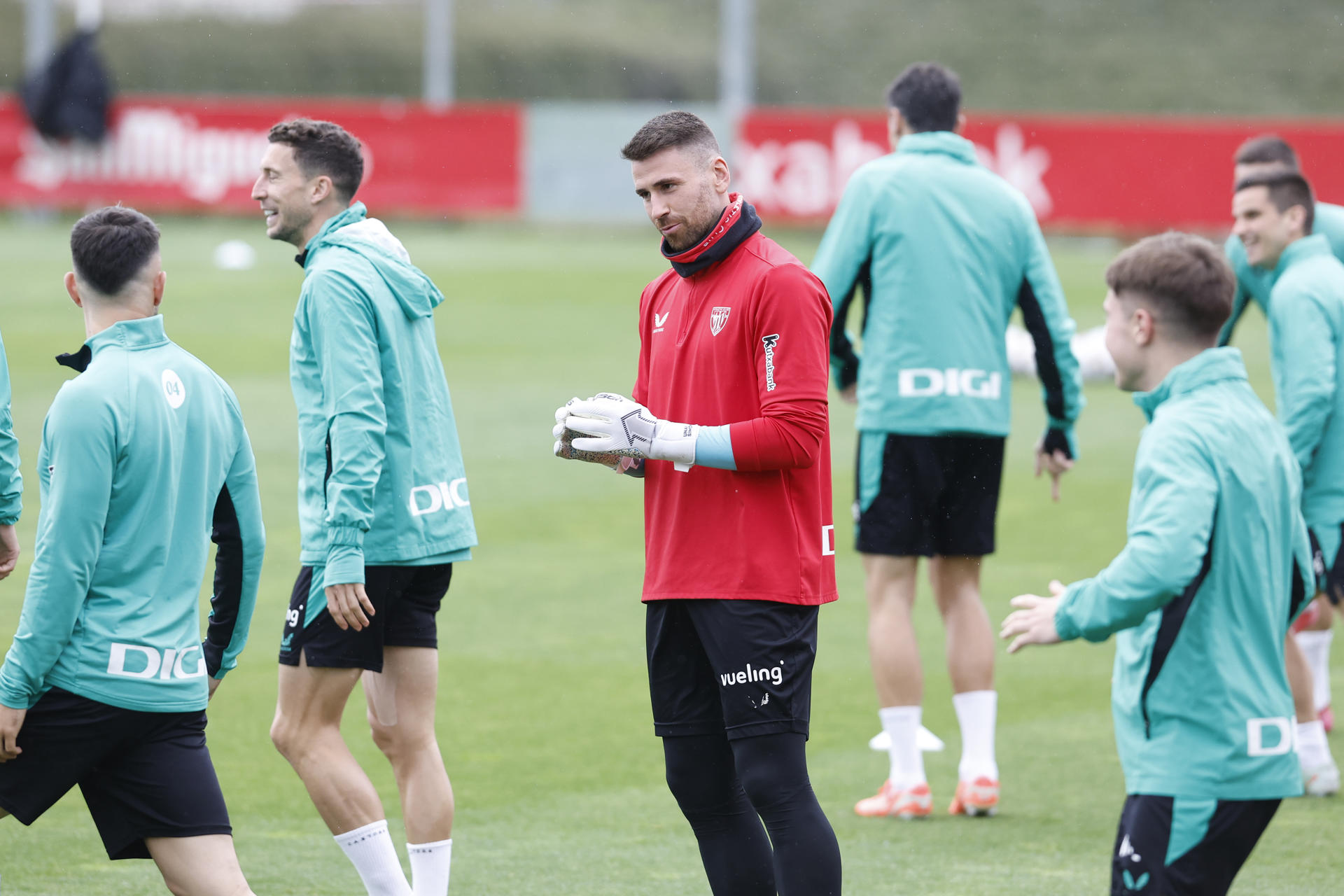 Unai Simón (c) calienta durante el entrenamiento con el que el Athletic de Bilbao ha preparado este martes el partido de Liga Europa del jueves ante el Manchester United. EFE/Miguel Toña