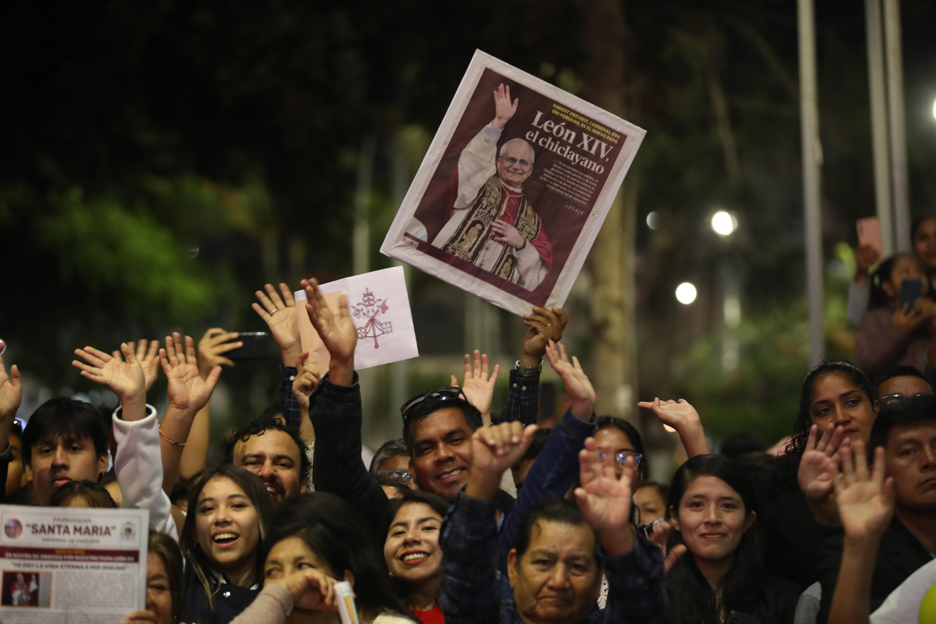 Personas asisten a una misa de acción de gracias este sábado en la plaza central de Chiclayo (Perú). EFE/Paolo Aguilar