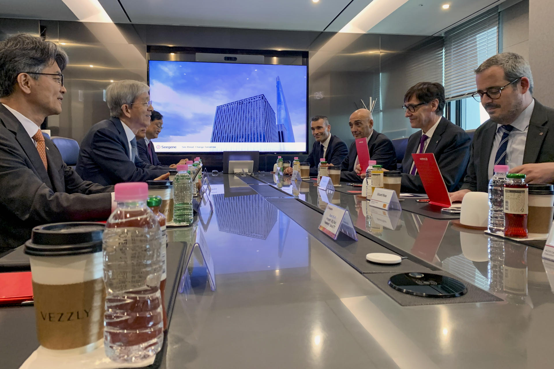 El presidente de la Generalitat de Cataluña, Salvador Illa, se reunió con el CEO de Seegene, Chun Jong-yoon (2i), en las oficinas de Seegene, empresa puntera en diagnóstico molecular, donde ha conocido de primera mano sus desarrollos tecnológicos y su modelo de cooperación internacional. Seegene mantiene un acuerdo estratégico con la catalana Werfen, especializada en diagnóstico in vitro. EFE/ Ruy A. Valdés
