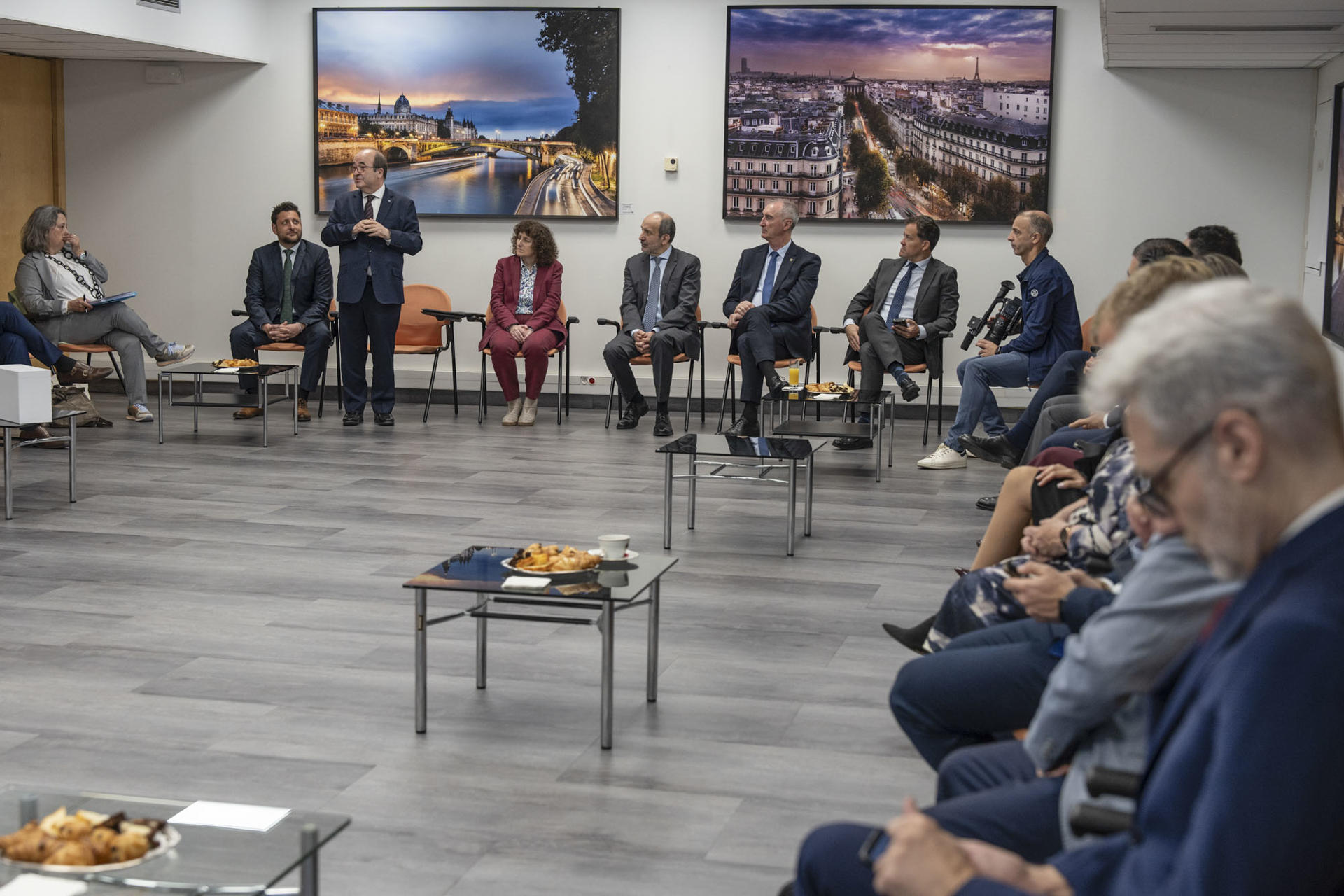 El director del Centro del Patrimonio Mundial de la Unesco, Lazare Eloundou Assomo, se reúne con el embajador español ante la Unesco, Miquel Iceta (3i), durante la reunión con los alcaldes del Grupo de Ciudades Patrimonio de la Humanidad, este lunes en París. EFE/Myriam Renaud