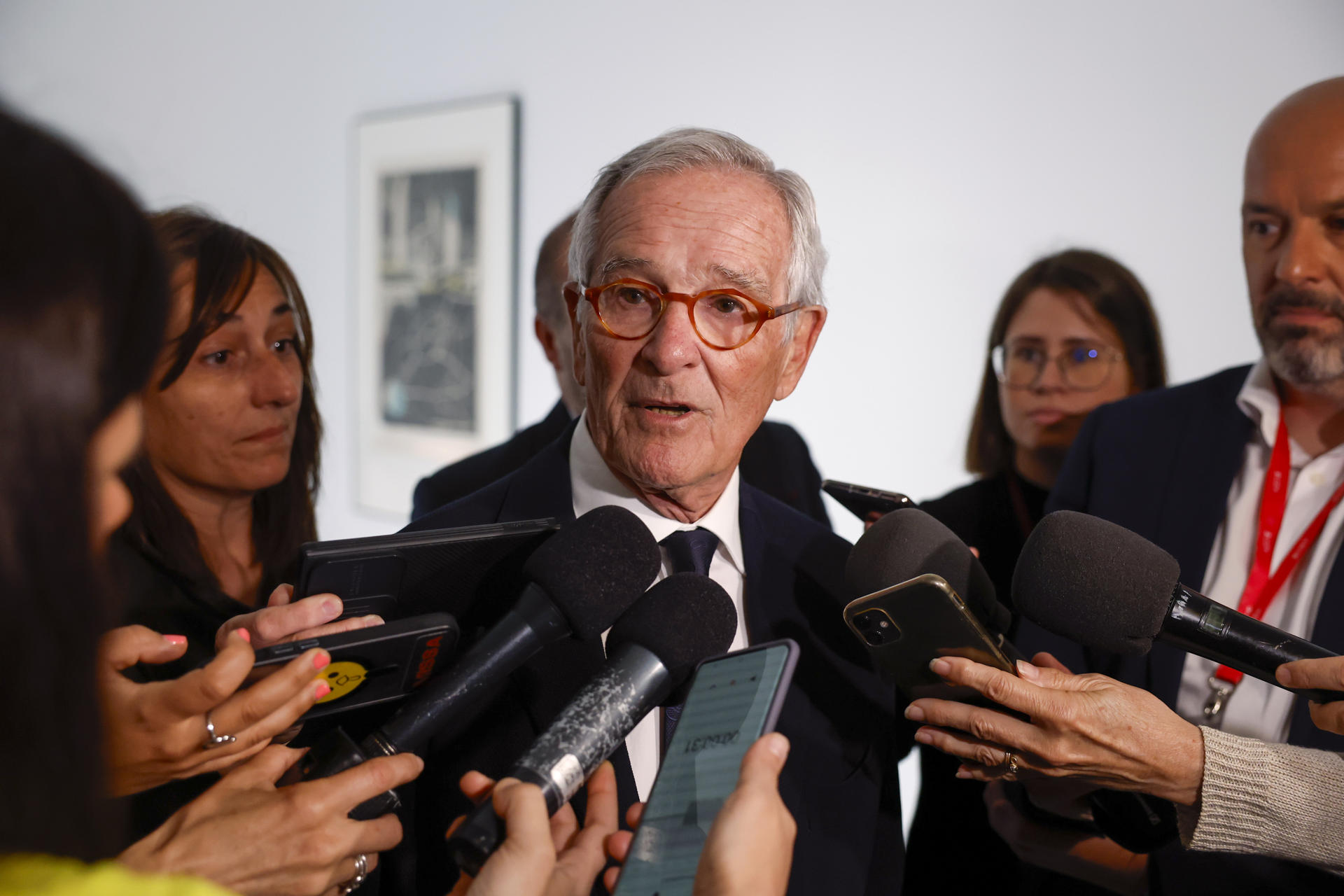 MADRID (ESPAÑA), 19/05/2025.- El el exalcalde de Barcelona Xavier Trias se dirige a los medios tras comparecer este lunes en la comisión de investigación del Congreso sobre la llamada "Operación Cataluña". EFE/ Juan Carlos Hidalgo