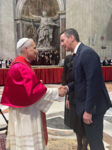 Fotografía cedida por la Presidencia de Paraguay del presidente Santiago Peña (d) saludando al papa León XIV durante la misa del inicio de su pontificado, este domingo en la plaza de San Pedro (Ciudad del Vaticano). EFE/ Presidencia de Paraguay