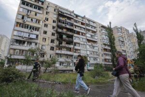 Imagen de un edificio residencial de nueve pisos alcanzado por un dron en Kiev, Ucrania, el 24 de mayo de 2025.EFE/EPA/SERGEY DOLZHENKO