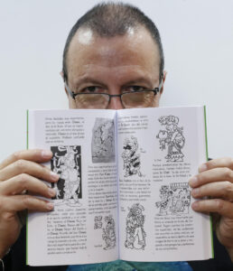 El caricaturista Patricio Monero posa durante una entrevista con EFE este miércoles, en Ciudad de México (México). EFE/Mario Guzmán