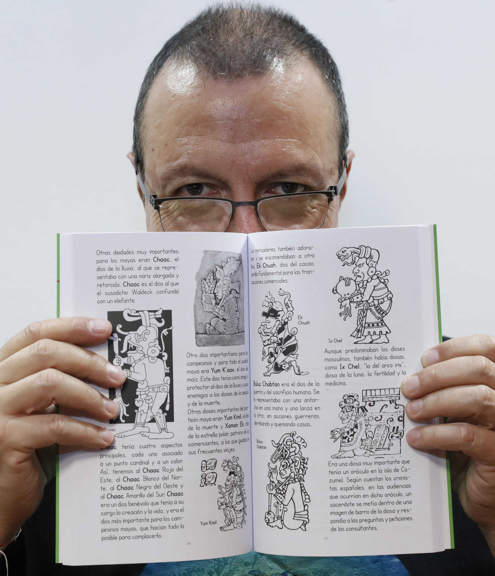 El caricaturista Patricio Monero posa durante una entrevista con EFE este miércoles, en Ciudad de México (México). EFE/Mario Guzmán