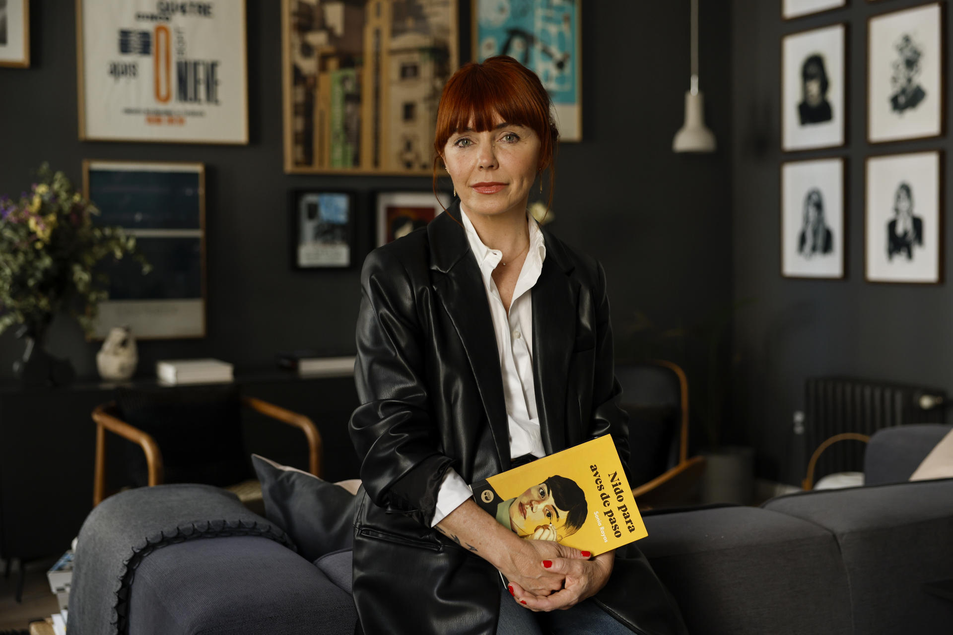 A partir de conversaciones, recuerdos y experiencias vitales, la arquitecta Sonia Rayos tejió 'Nido para aves de paso', su primera novela, con la idea de que el nido simboliza el hogar pero también la primera arquitectura, según cuenta en una entrevista con EFE. EFE/Biel Aliño