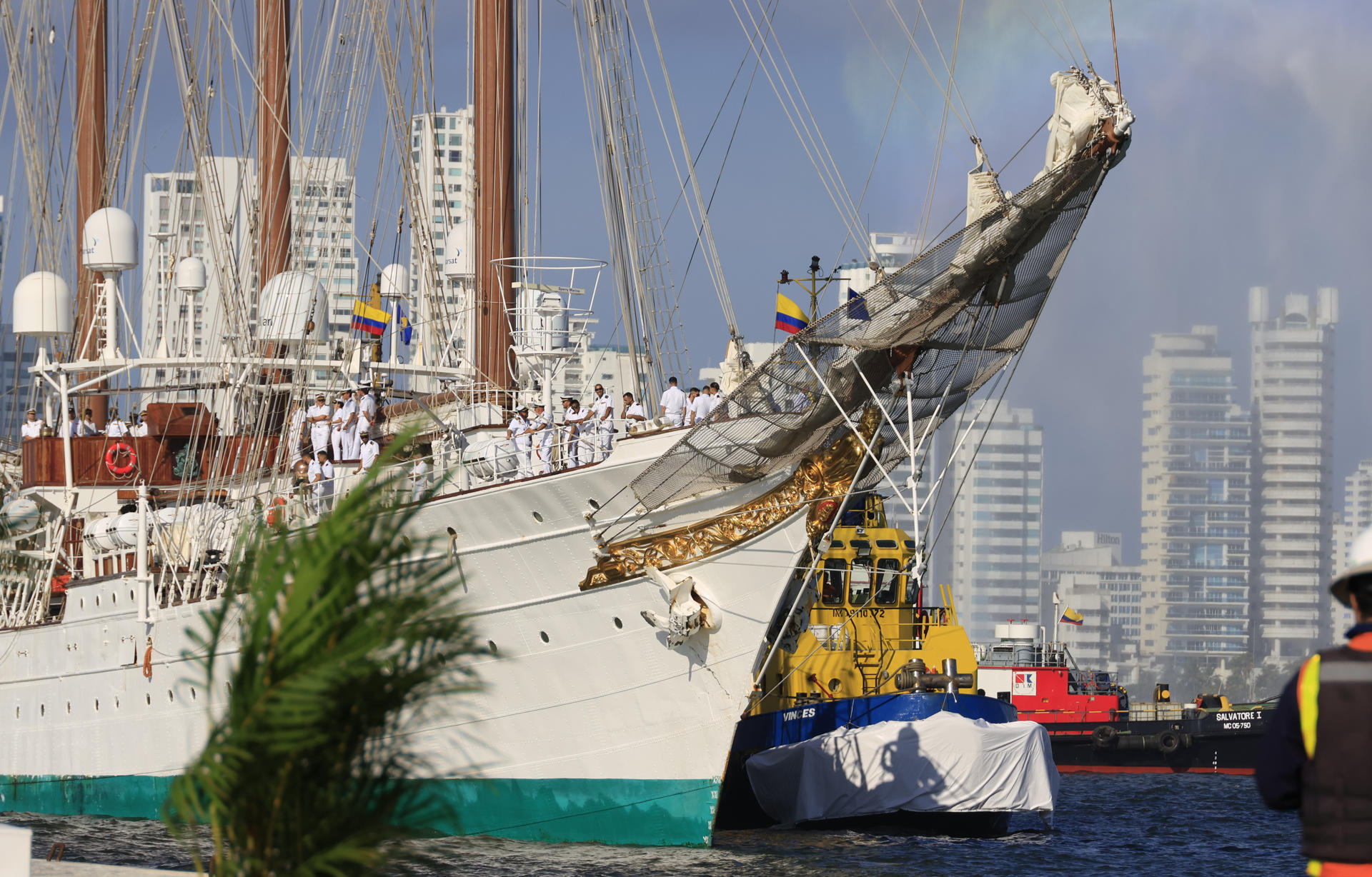 El buque escuela de la Armada española Juan Sebastián Elcano que realiza su crucero 97 de instrucción arriba el puerto de Cartagena de Indias (Colombia). EFE/RICARDO MALDONADO ROZO
