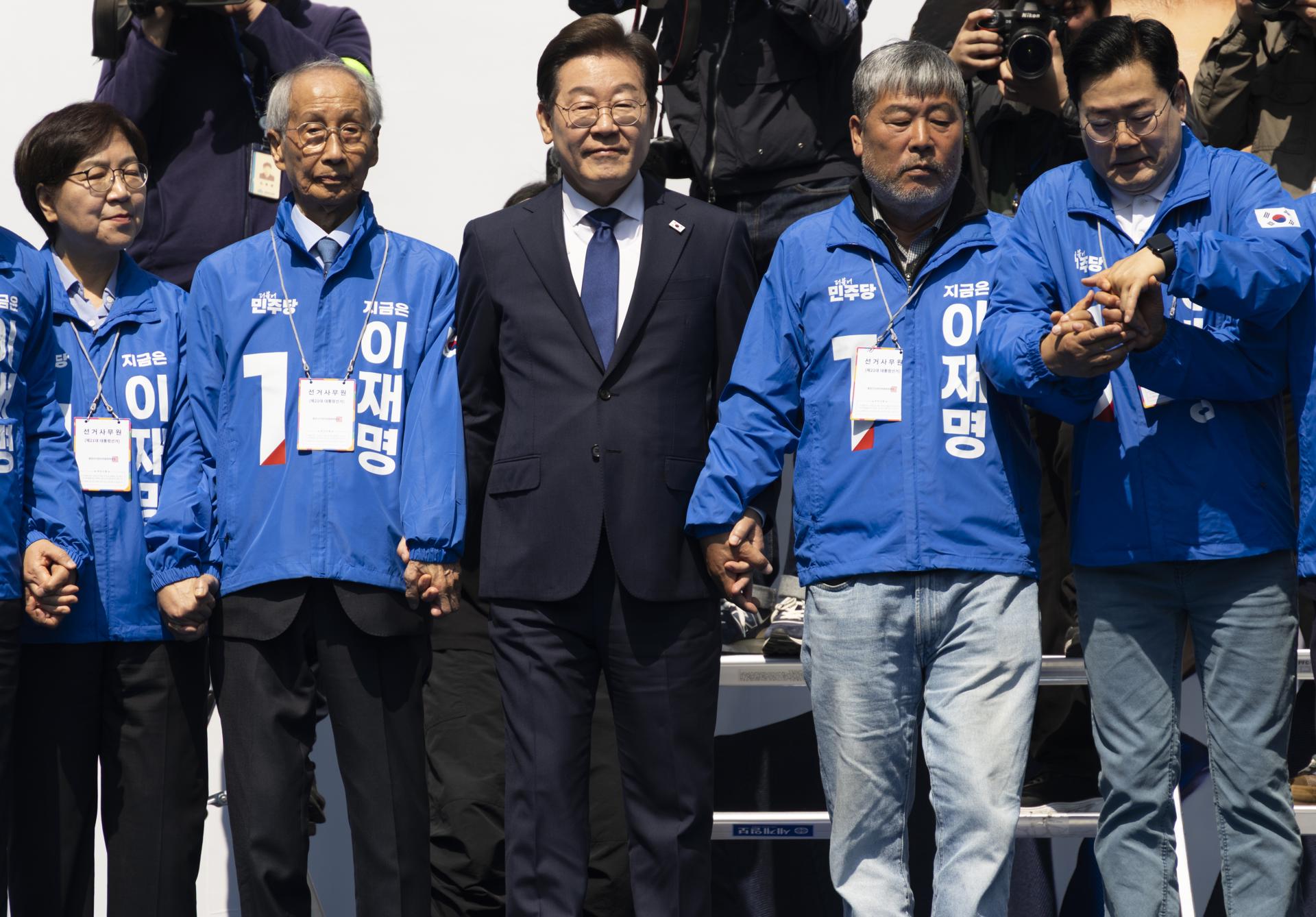 Lee Jae-myung (C), candidato presidencial del Partido Demócrata, asiste a un mitin de campaña electoral en Seúl, Corea del Sur. EFE/EPA/JEON HEON-KYUN