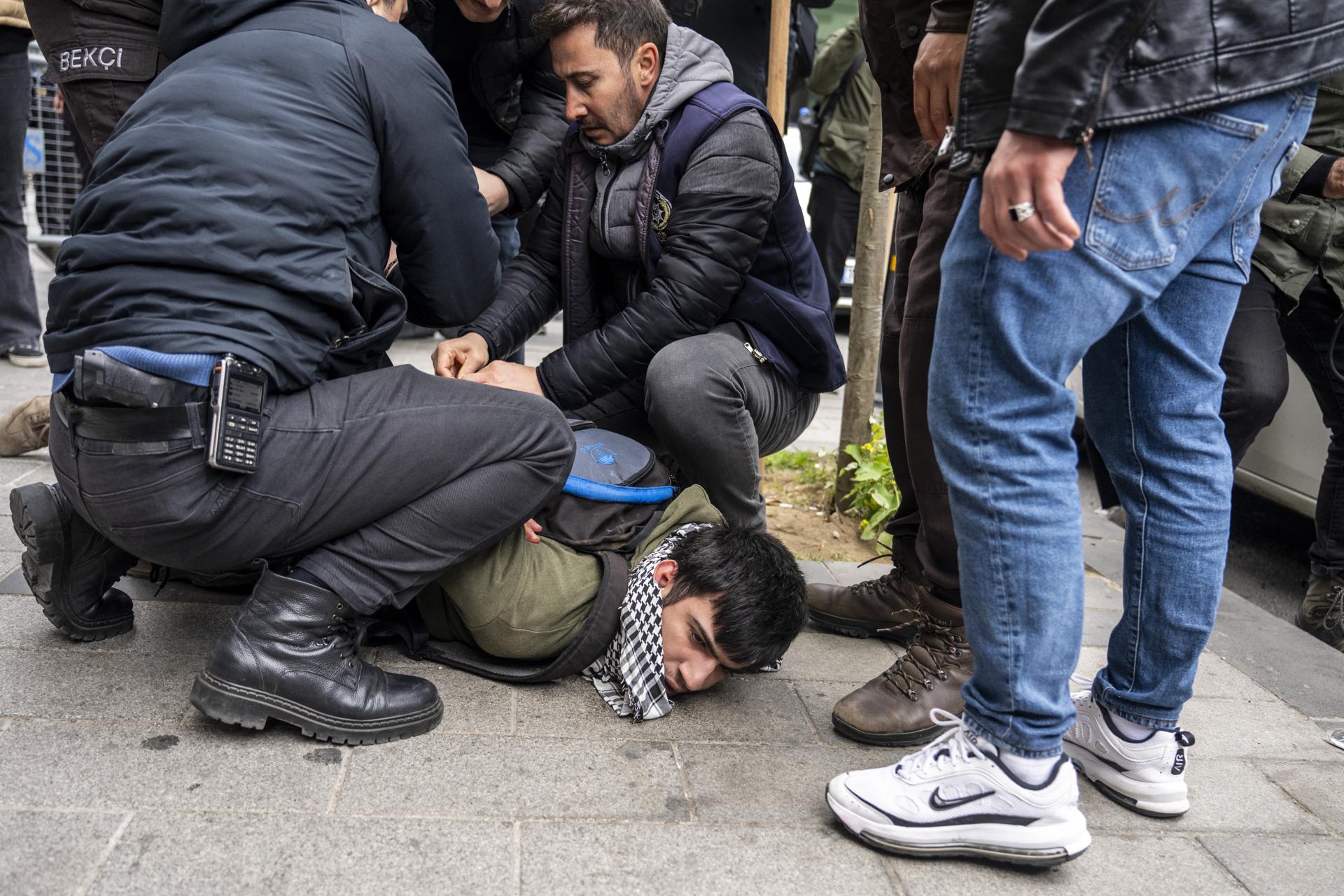 Agentes de policía turcos detienen a manifestantes que intentan llegar a la plaza Taksim para celebrar el Primero de Mayo en Estambul, Turquía, el 1 de mayo de 2025. EFE/EPA/UMIT TURHAN