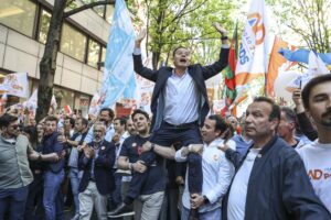 El presidente del Partido Social Demócrata (PSD), Luis Montenegro, durante una acción en la calle como parte de la campaña para las elecciones legislativas, en Oporto, Portugal, 15 de mayo de 2025. Portugal celebrará elecciones legislativas anticipadas el 18 de mayo de 2025. (Elecciones) EFE/EPA/MIGUEL A. LOPES
```