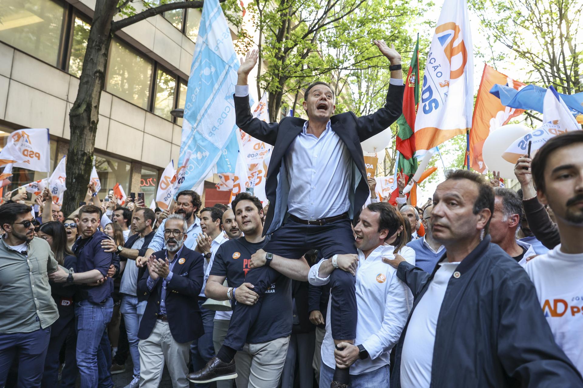 El presidente del Partido Social Demócrata (PSD), Luis Montenegro, durante una acción en la calle como parte de la campaña para las elecciones legislativas, en Oporto, Portugal, 15 de mayo de 2025. Portugal celebrará elecciones legislativas anticipadas el 18 de mayo de 2025. (Elecciones) EFE/EPA/MIGUEL A. LOPES
```