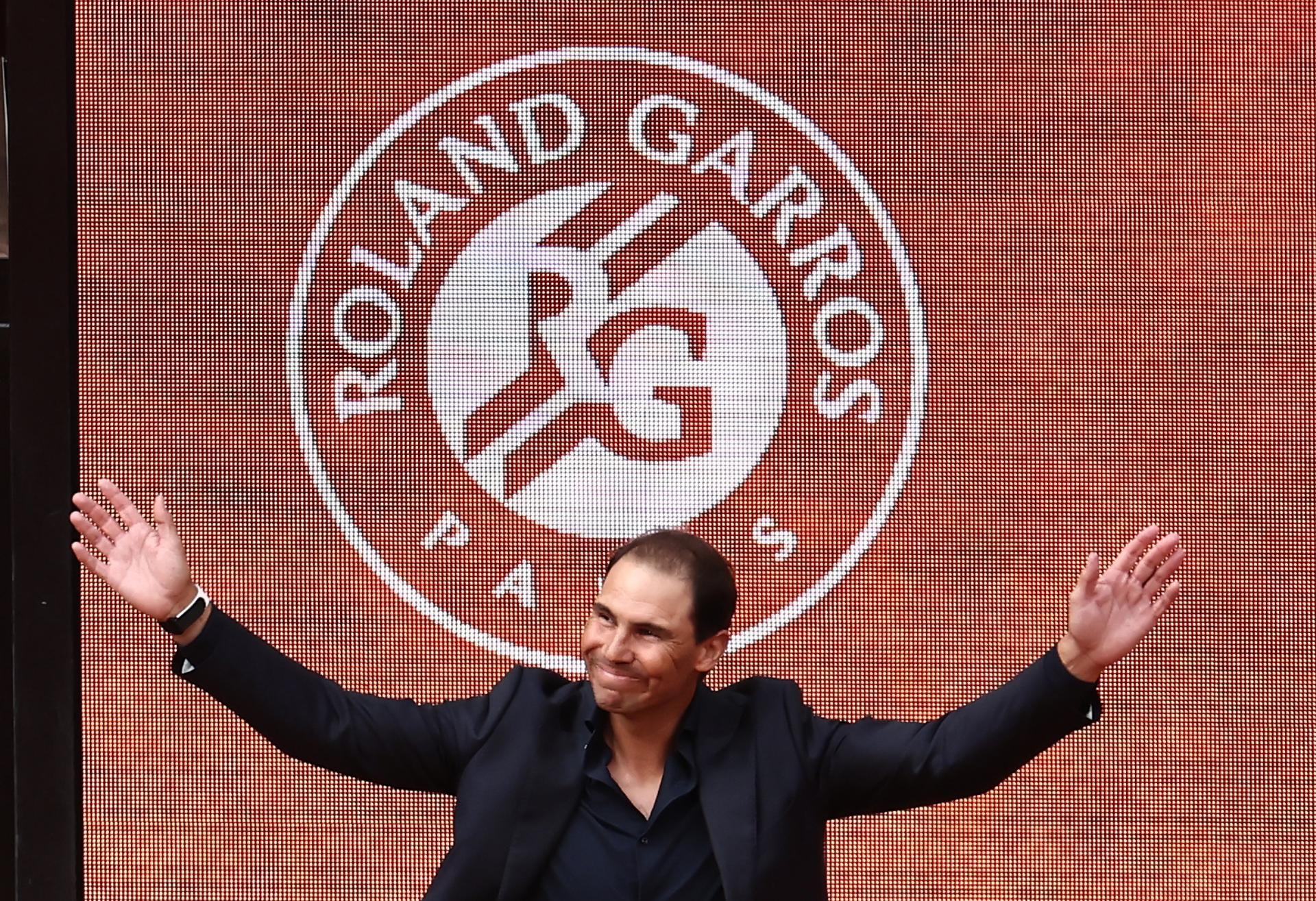 El tenista español Rafael Nadal recibe el homenaje en la pista central Court Philippe Chatrier, en París, Francia EFE/EPA/CHRISTOPHE PETIT TESSON