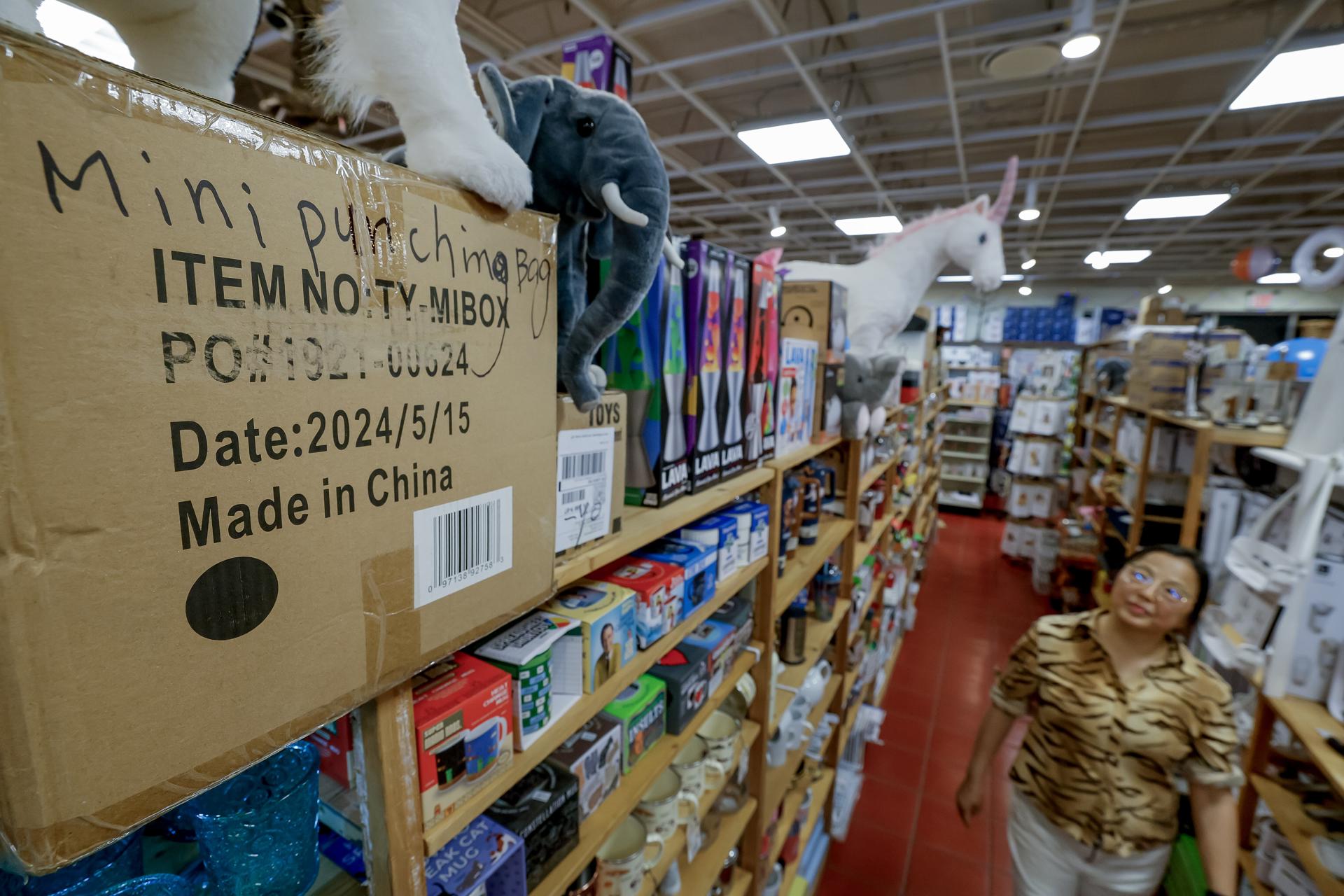 La propietaria de una tienda de juguetes independiente, Ming 'Yaya' Yang, repone su inventario de productos Barbie fabricados por Mattel en Richard's Variety Store antes del aumento de precios previsto debido a los aranceles esperados, en Atlanta, Georgia, EE.UU. EFE/EPA/ERIK S. LESSER