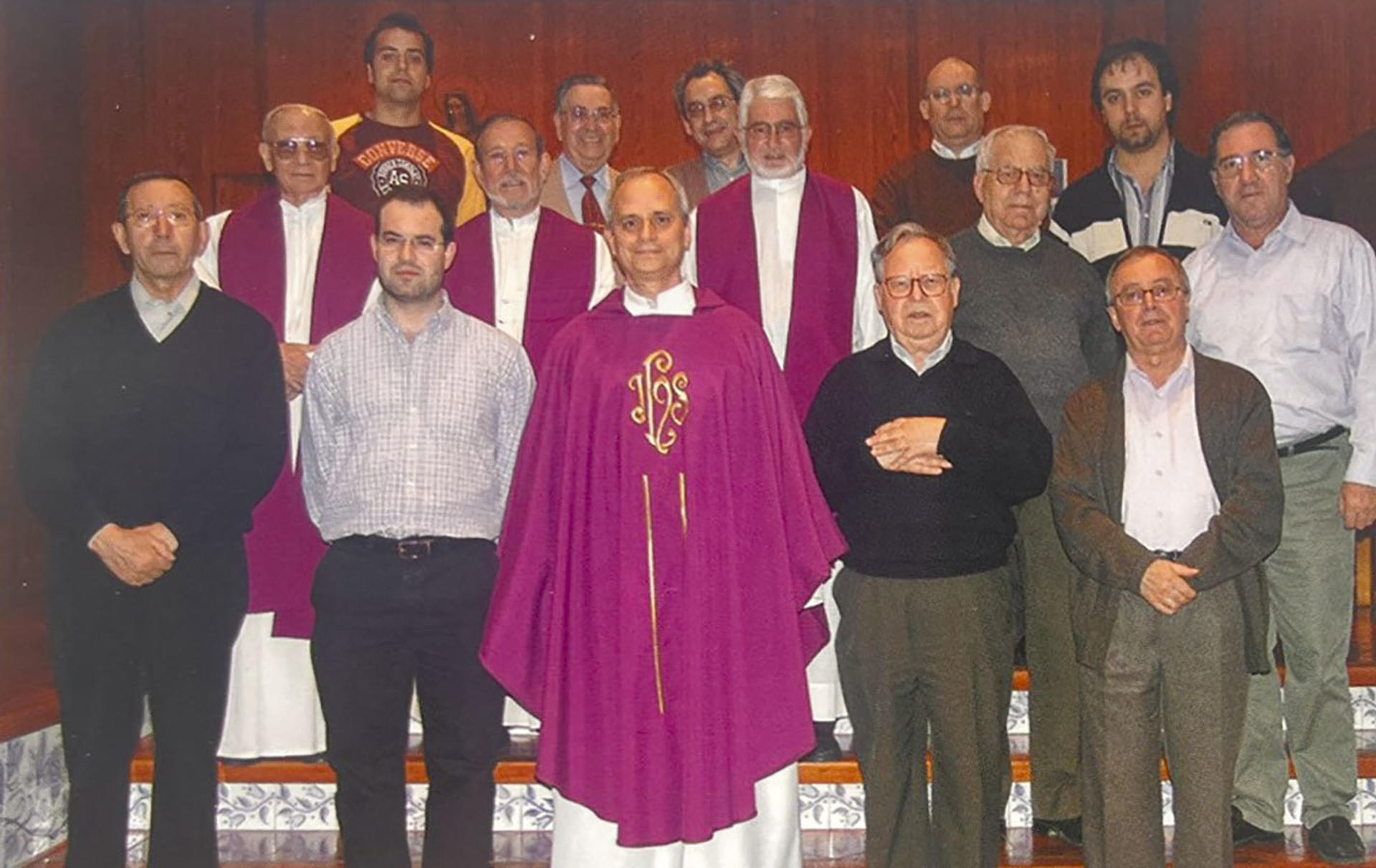 Fotografía del nuevo papa León XIV, el estadounidense Robert Francis Prevost, cuando visitó Málaga hace unos años como superior general de la Orden de San Agustín y acudió al colegio 'Los Olivos', que regenta esta institución religiosa en la capital malagueña y que es considerada un referente en el ámbito educativo de la ciudad. Le acompaña la comunidad de Agustinos de Málaga en una imagen facilitada por un hijo de esta orden, título honorífico de personas especialmente vinculadas a ella. EFE/Hijo de los Agustinos de Málaga/SÓLO USO EDITORIAL/SÓLO DISPONIBLE PARA ILUSTRAR LA NOTICIA QUE ACOMPAÑA (CRÉDITO OBLIGATORIO)
