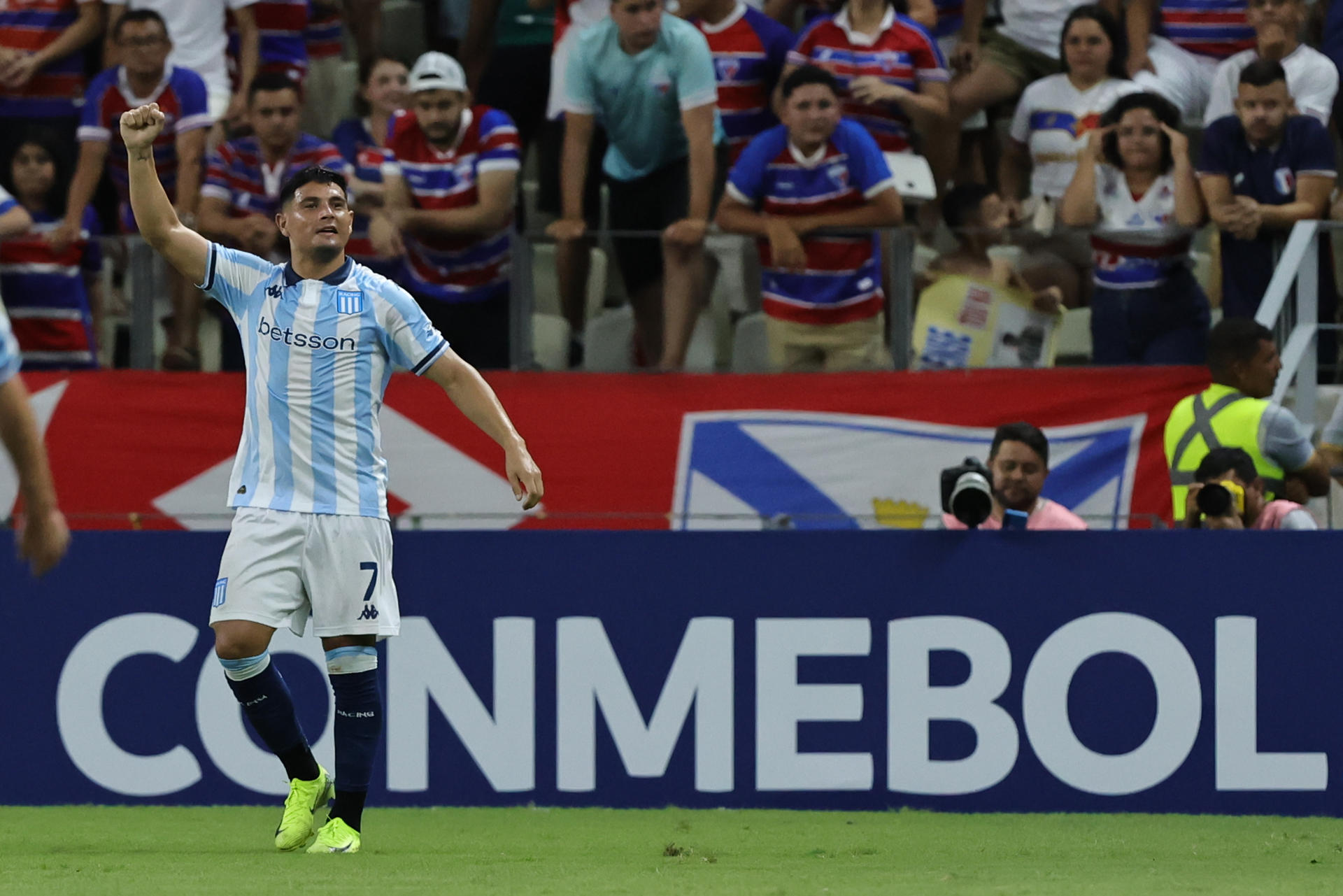 Maximiliano Salas, de Racing, celebra un gol en un partido de la fase de grupos de la Copa Libertadores entre Fortaleza y Racing, en el Estadio Castelao, en Fortaleza (Brasil). EFE/Jarbas Oliveira