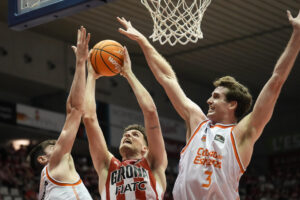El alero de Básquet Girona Sergi Martínez (c) intenta superar Sergio de Larrea (i) y a Nate Reuvers (d), ambos del Valencia Basket, durante el partido de la Liga Endesa de baloncesto que se disputó en el pabellón de Fontajau de Girona. EFE/David Borrat.