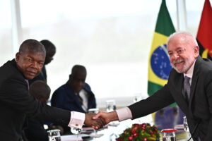El presidente de Brasil, Luiz Inácio Lula da Silva (d), saluda a su homólogo de Angola, João Lourenço, en una reunión durante una visita de Estado este viernes, en el Palacio del Planalto en Brasilia (Brasil). EFE/Andre Borges