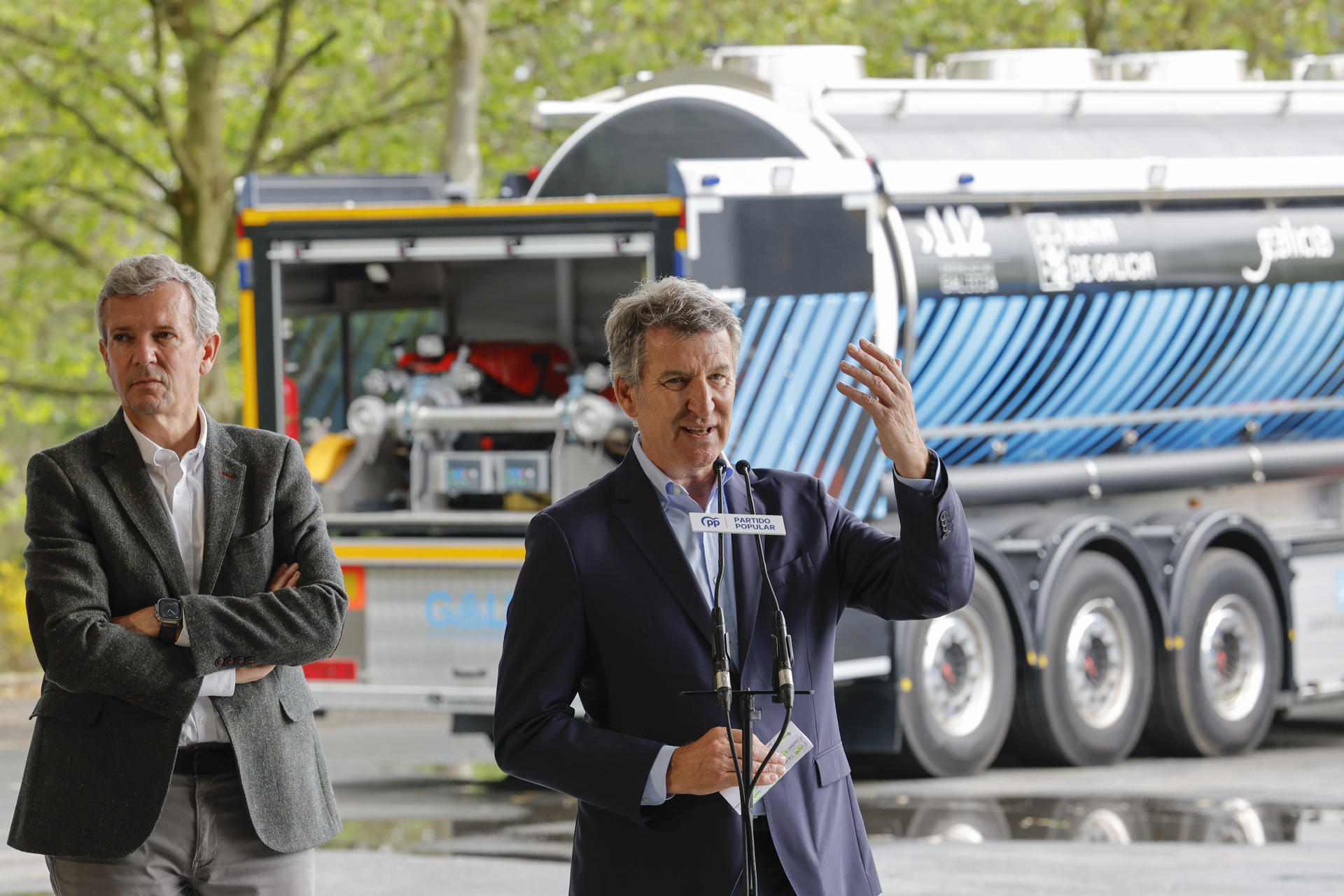 El presidente del PP, Alberto Núñez Feijóo (d), y el presidente del PPdeG y de la Xunta, Alfonso Rueda (i), ofrecen una rueda de prensa durante su visita a la sede del 112 en Galicia, este viernes. EFE/ Lavandeira Jr.