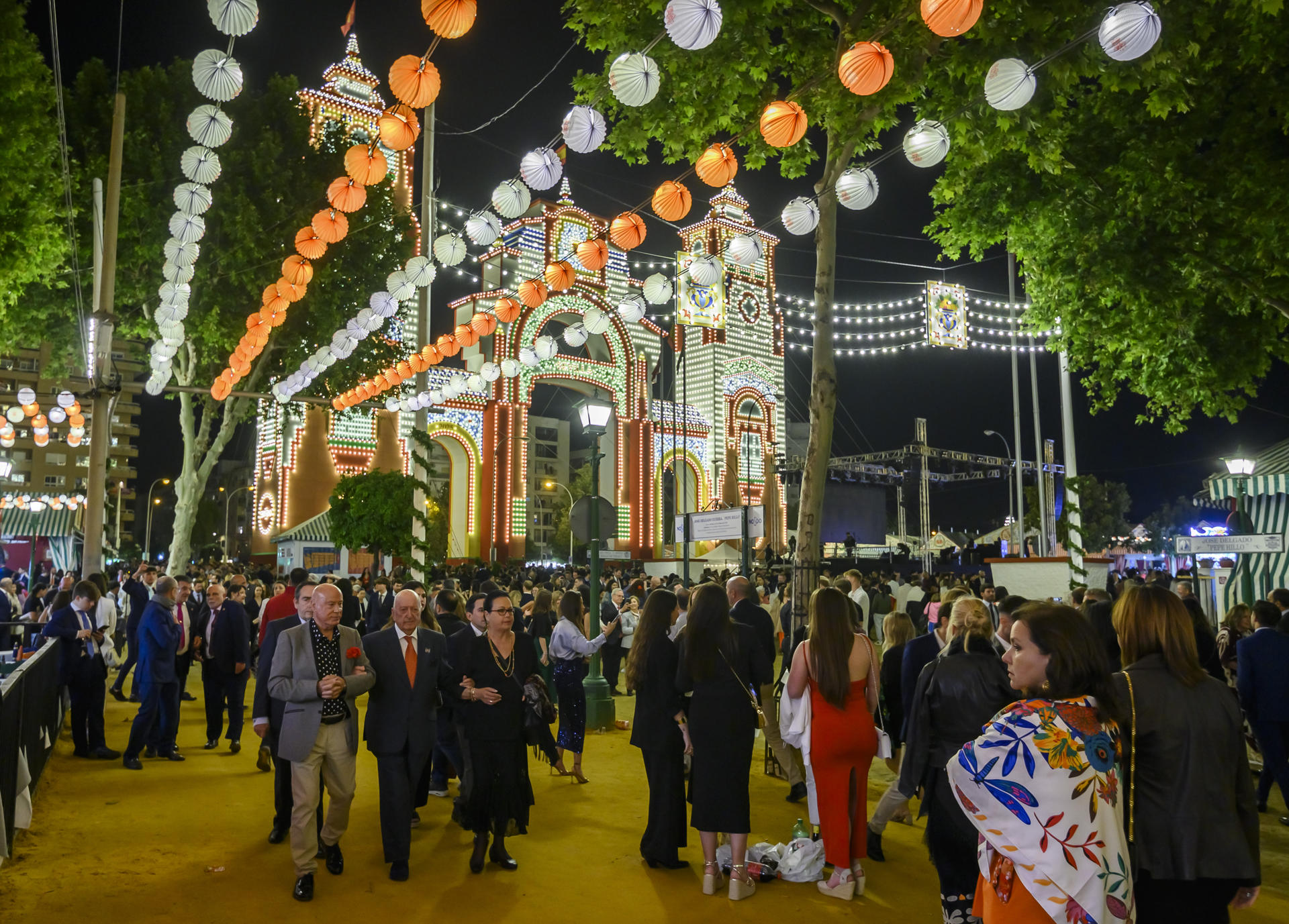 La Feria de Abril de Sevilla, la de la vuelta a la fiesta de una semana de duración ya está en marcha oficialmente, tras encenderse el alumbrado, como siempre, a las 12.00 de la noche en punto, al mismo tiempo en su impresionante portada que en las 15 calles de su Real. EFE/Raúl Caro