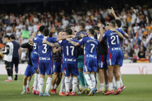 Los jugadores del Athletic de Bilbao celebran la victoria tras el partido de la jornada 37 de LaLiga que Valencia CF y Athletic de Bilbao disputaron este domingo en Mestalla. EFE/Manuel Bruque