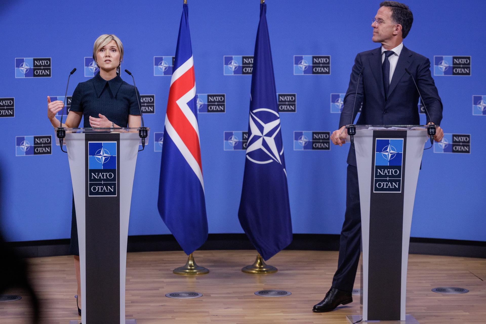 El secretario general de la OTAN, Mark Rutte (D) y la primera ministra de Islandia, Kristrun Frostadottir, ofrecen una conferencia de prensa en la sede de la OTAN en Bruselas, Bélgica, el 28 de mayo de 2025. (Bélgica, Islandia, Bruselas)
EFE/EPA/OLIVIER MATTHYS
//////////
Brussels (Belgium), 28/05/2025.- NATO Secretary General Mark Rutte (R) and Iceland's Prime Minister Kristrun Frostadottir give a press conference at NATO Headquarters in Brussels, Belgium, 28 May 2025. (Bélgica, Islandia, Bruselas) EFE/EPA/OLIVIER MATTHYS