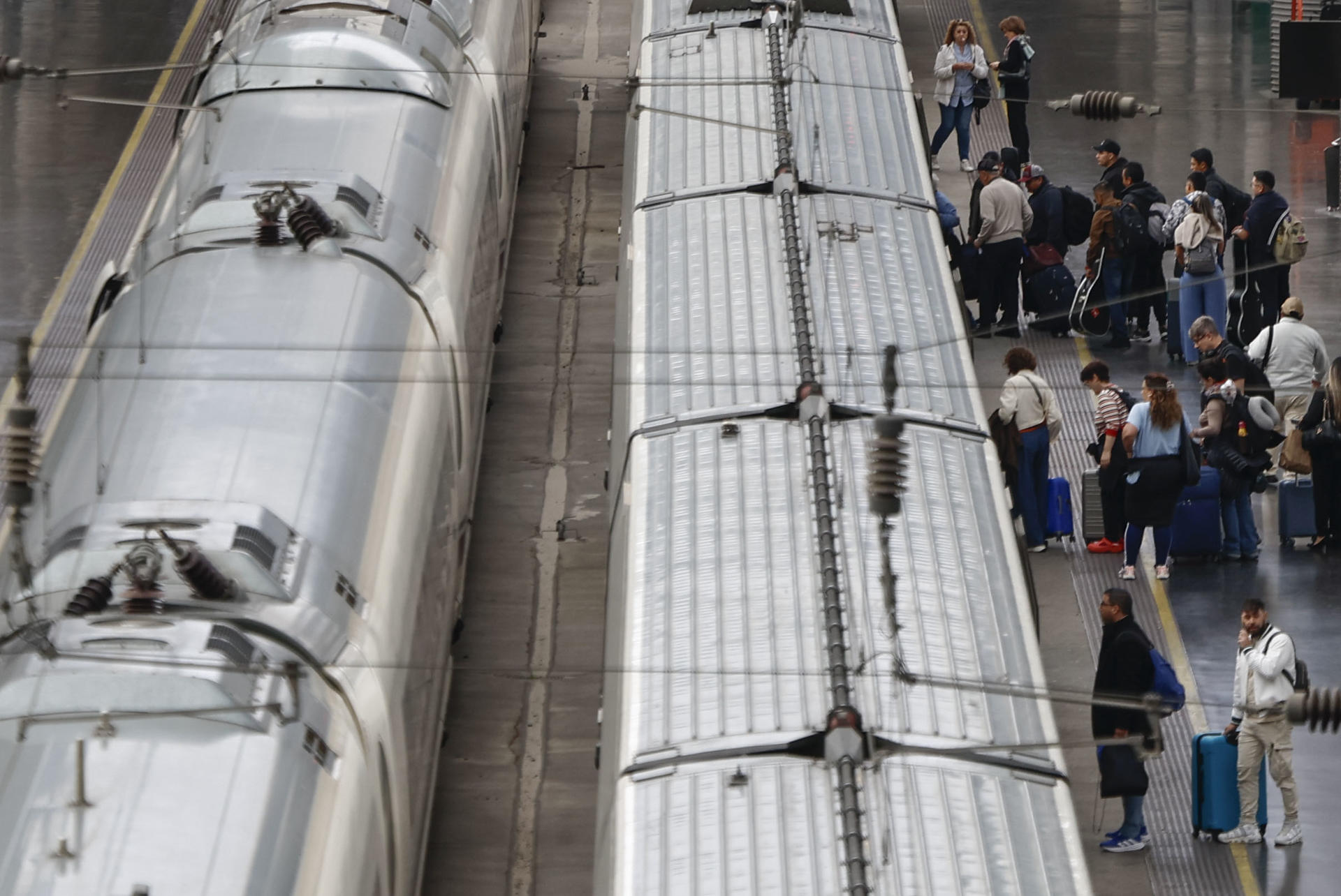 Varios viajeros se disponen a subirse a un tren en la Estación de Atocha, en una imagen de archivo. EFE/ Sergio Pérez