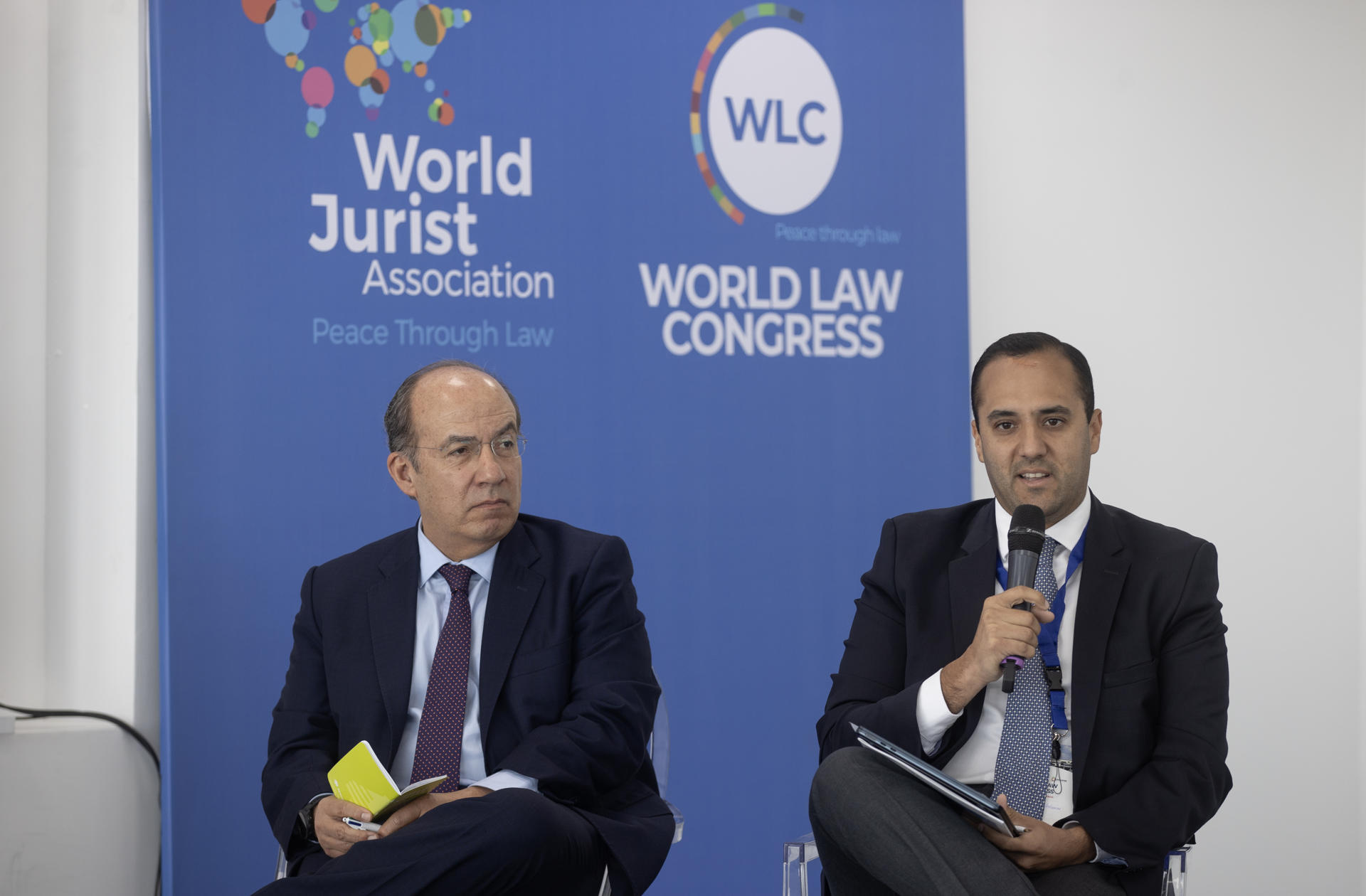 El excanciller de la República del Ecuador Juan Carlos Holguín (d) (2022 - 2023) acompañado de Felipe Calderón, expresidente de México (2006-2012), habla durante un panel en el XXIX Congreso Mundial del Derecho este lunes en Santo Domingo (República Dominicana). EFE/Orlando Barría