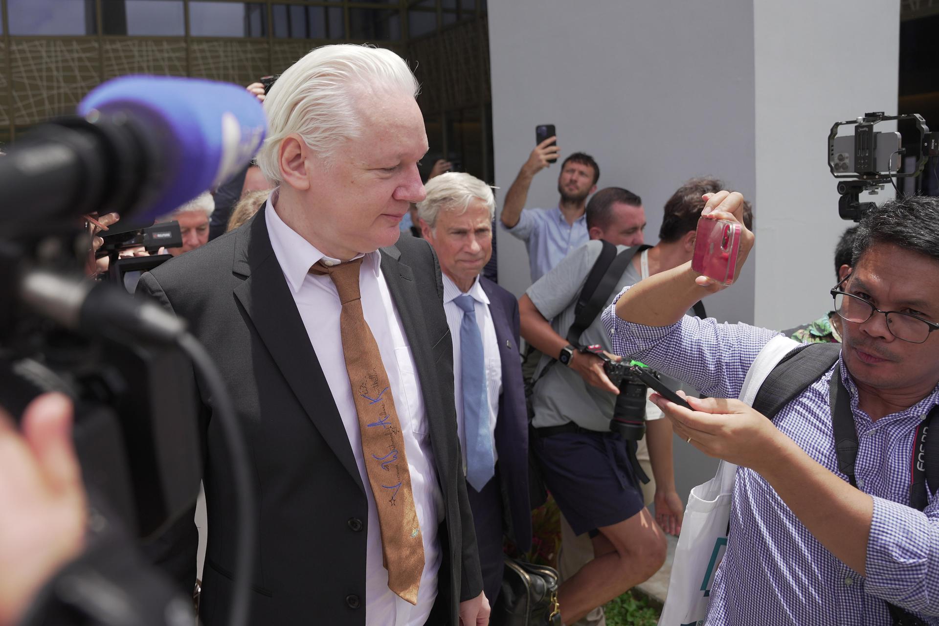 Fotografía de archivo, tomada el 26/06/2024, que muestra al australiano Julian Assange, fundador de WikiLeaks, en Islas Marianas del Norte, un territorio libre asociado de Estados Unidos. EFE/EPA/SAMANTHA SALAMON
