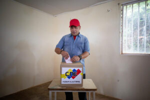 El candidato chavista a la Gobernación del recién creado estado venezolano de la Guayana Esequiba, Neil Villamizar, vota este domingo en Dalla Costa (Venezuela). EFE/ Rayner Peña R