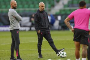 El técnico italiano del Chelsea, Enzo Maresca (c), durante el calentamiento que han realizado hoy martes en el Tarczynski Arena de Breslávia donde mañana miércoles disputan la final de la Liga de Conferencia frente al Betis. EFE / Julio Muñoz.