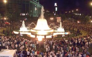 Imagen de archivo de aficionados del Rayo Vallecano, congregados en torno a la fuente situada en frente de la Asamblea de Madrid. EFE/ALBERTO MARTIN.