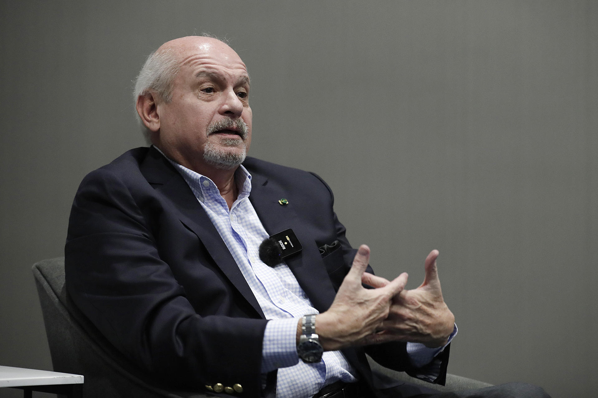 El escritor Peruano, Pedro Cateriano, habla durante una entrevista con EFE este viernes, en Bogotá (Colombia). EFE/ Carlos Ortega