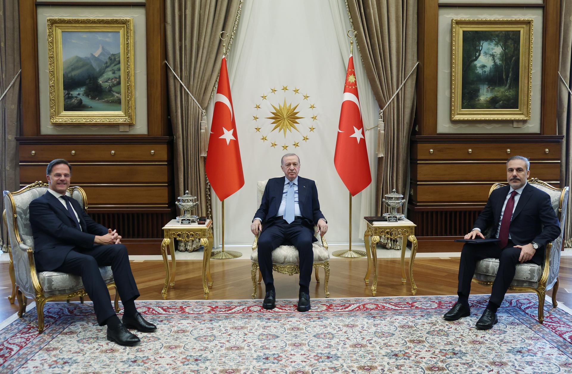 Una foto proporcionada por la Oficina de Prensa Presidencial Turca muestra (de izquierda a derecha) al Secretario General de la OTAN, Mark Rutte, asistiendo a una reunión con el Presidente turco, Recep Tayyip Erdogan, y el Ministro de Asuntos Exteriores turco, Hakan Fidan, en Ankara, Turquía, el 13 de mayo de 2025. La visita de Rutte a Ankara se produce antes de una reunión informal de ministros de Asuntos Exteriores de la OTAN que tendrá lugar en Antalya los días 14 y 15 de mayo. (Turquía) EFE/EPA/OFICINA DE PRENSA PRESIDENCIAL TURCA, DISTRIBUCIÓN, USO EDITORIAL EXCLUSIVO/NO VENTAS